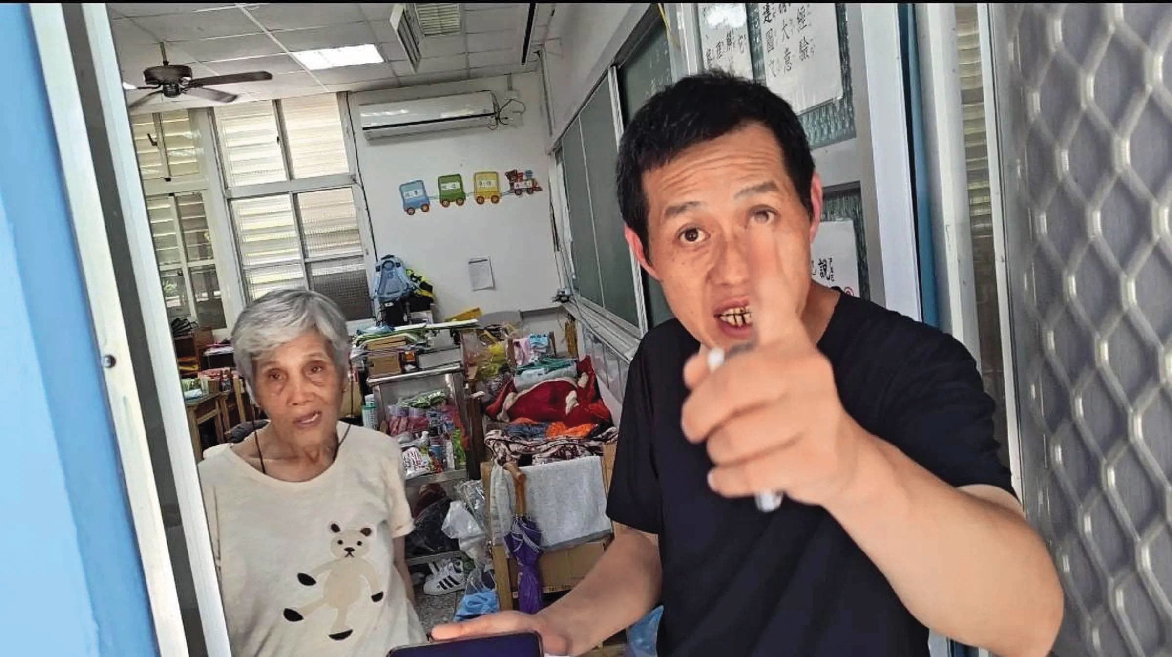 受災戶家屬情緒激動，控訴縣府沒派人逐戶通知，痛批「是政府害死我們」。（鏡報王吟芳）