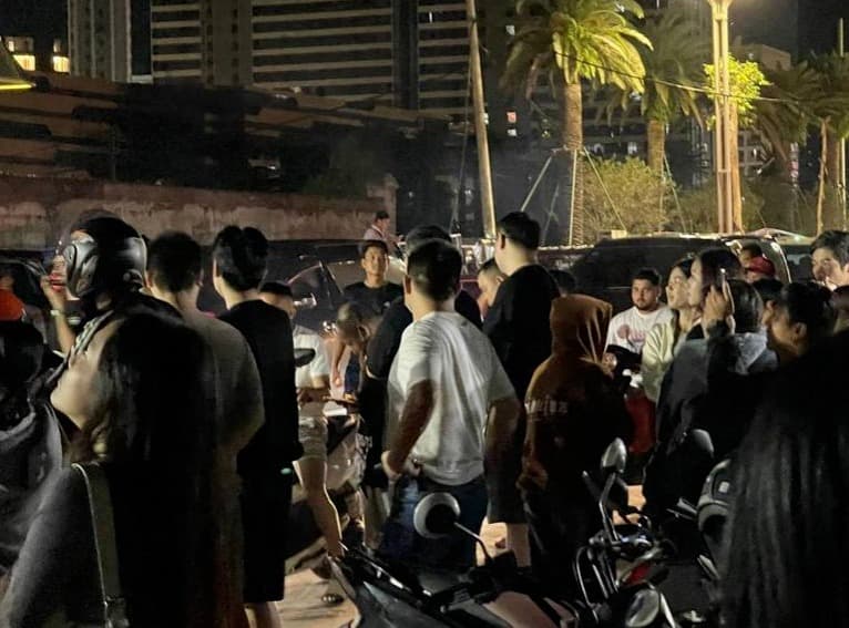 由於公司突然解散，導致外籍員工聚集在樓下，場面相當混亂。（翻攝自柬中時報）