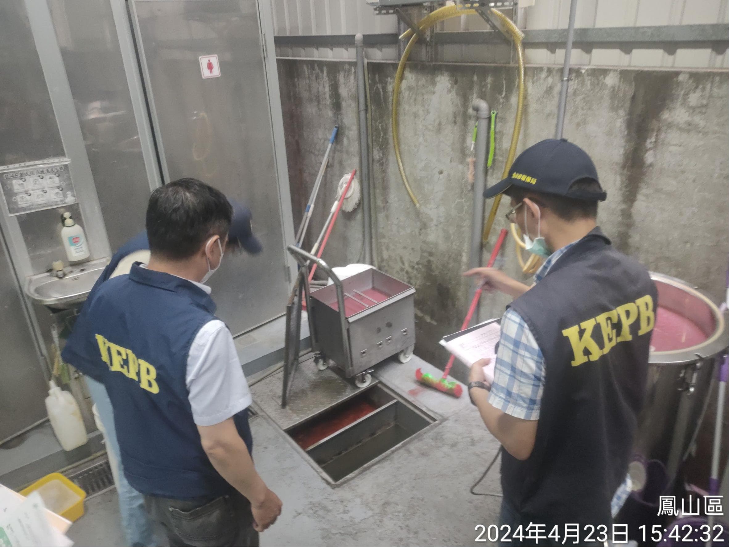 環保局人員進工廠稽查。（高雄市環保局提供）