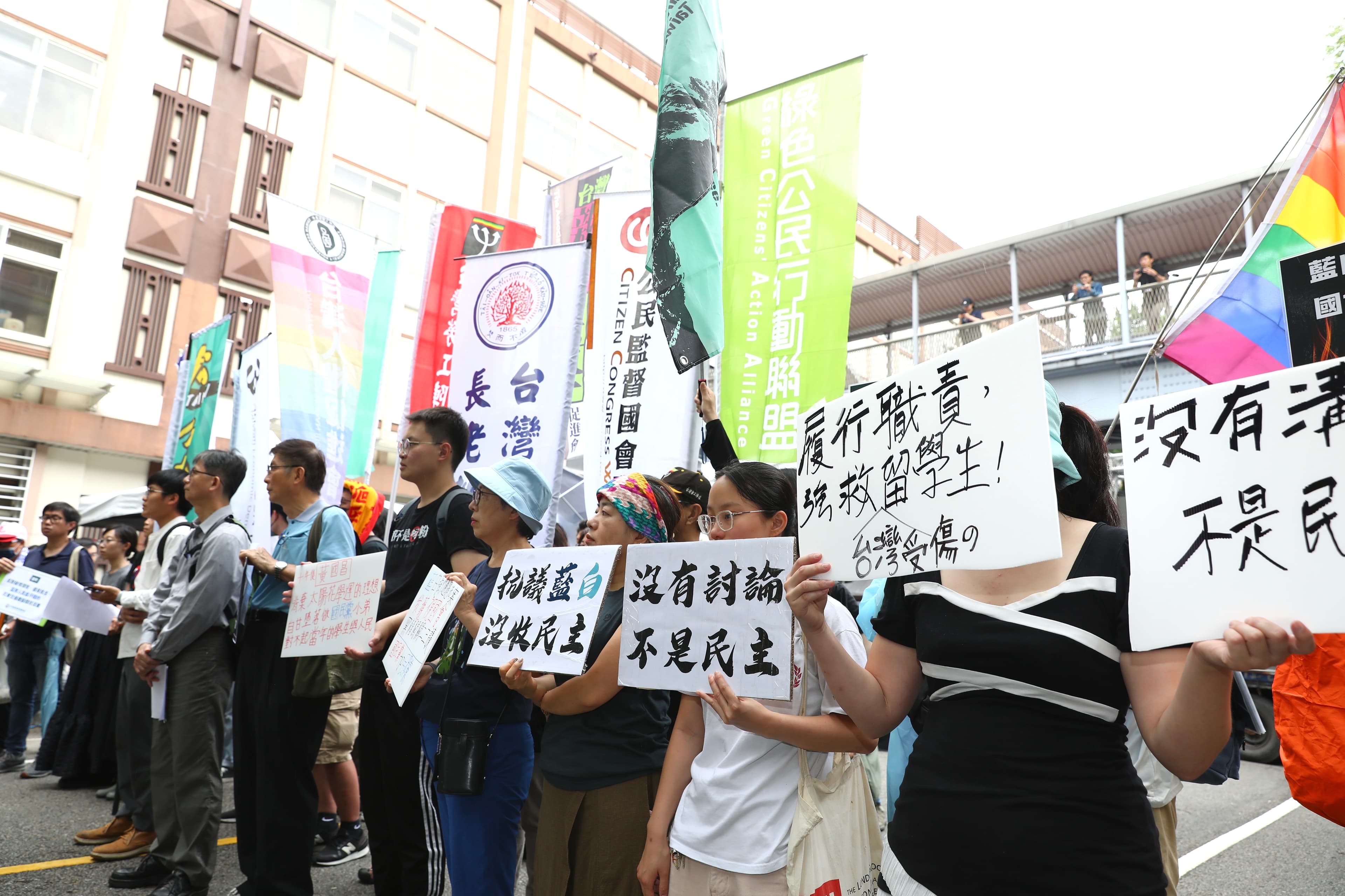 場外上午起就聚集大批民眾和民間團體，要求法案應實質審查。