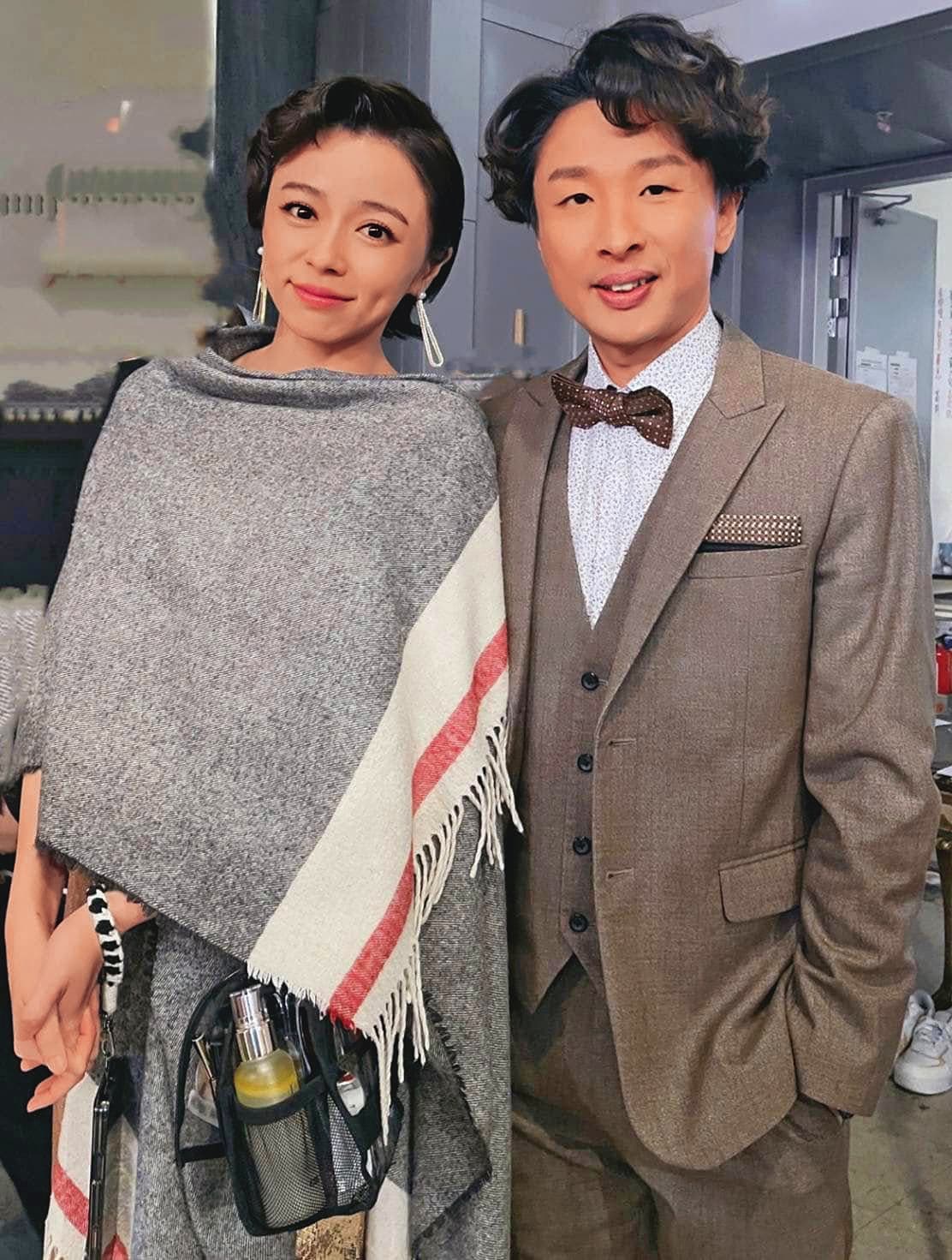 廖伯斯（右）因為能言善道接觸主持。左為當天演出嘉賓王瞳。（翻攝自廖伯斯臉書）