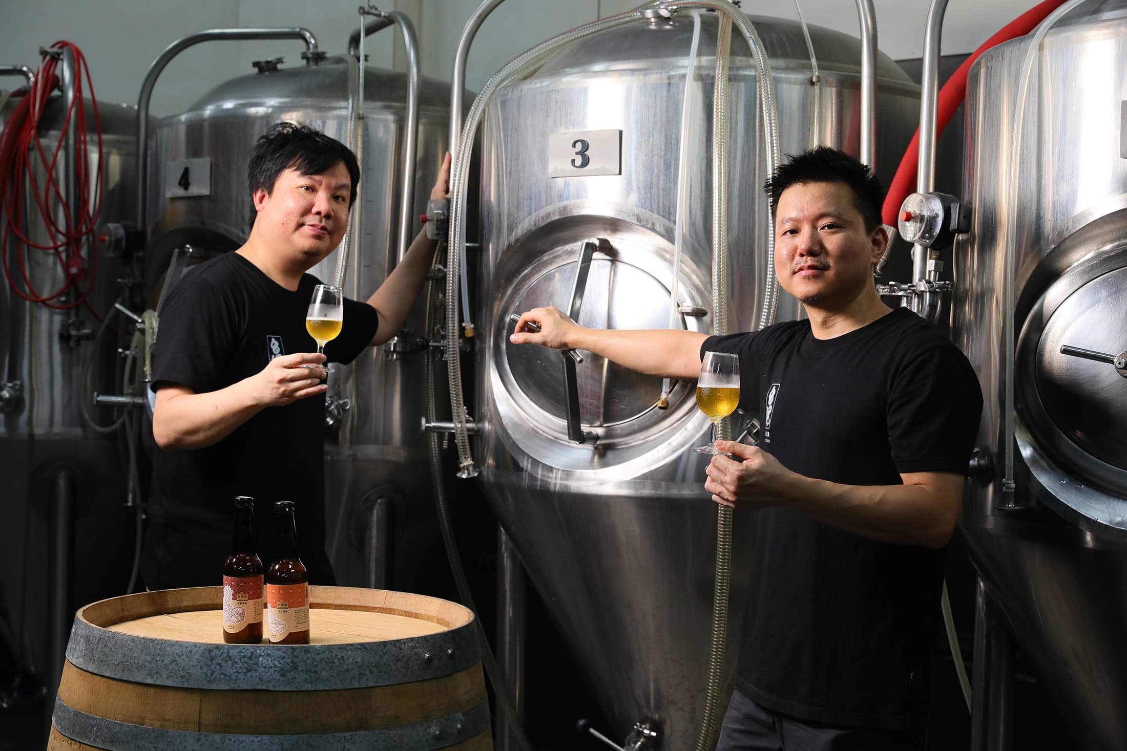 「台風造酒」創辦人許承穎（左）與許京穎（右）兄弟善於掌握台灣食材特色，釀造出風味平衡、香氣鮮明的精釀啤酒。