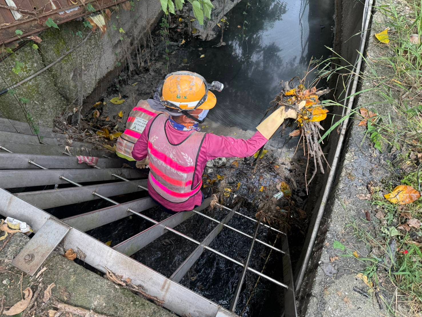 皇昌營造協助新北市中和區嘉慶里連城路518巷大排水溝清理。（翻攝畫面）
