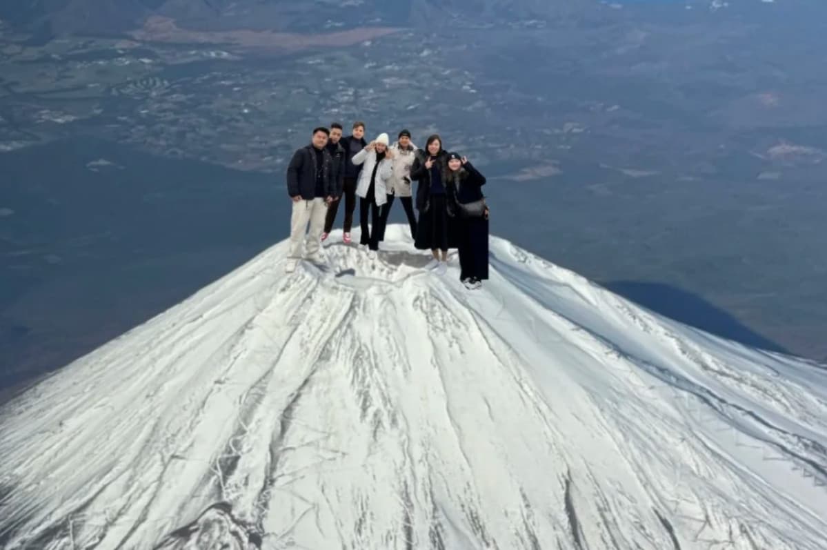 中國網友炫耀登頂富士山，可是照片比例失真，被網友嘲笑每個人都是巨人。（翻攝微博）