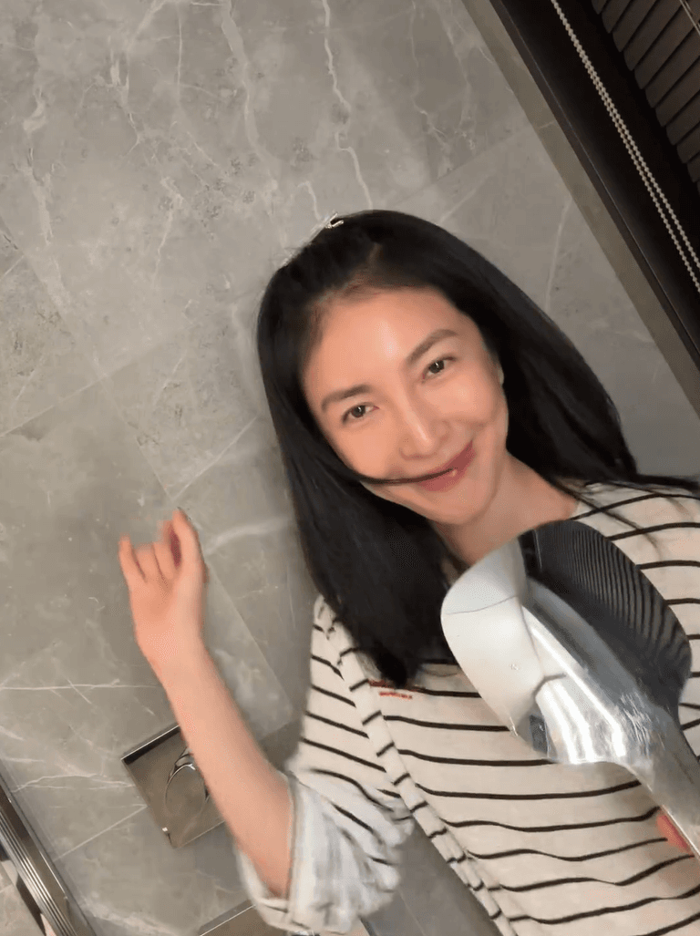 楊錦華在浴室裡跳舞，俏皮可愛。（翻攝楊謹華IG）