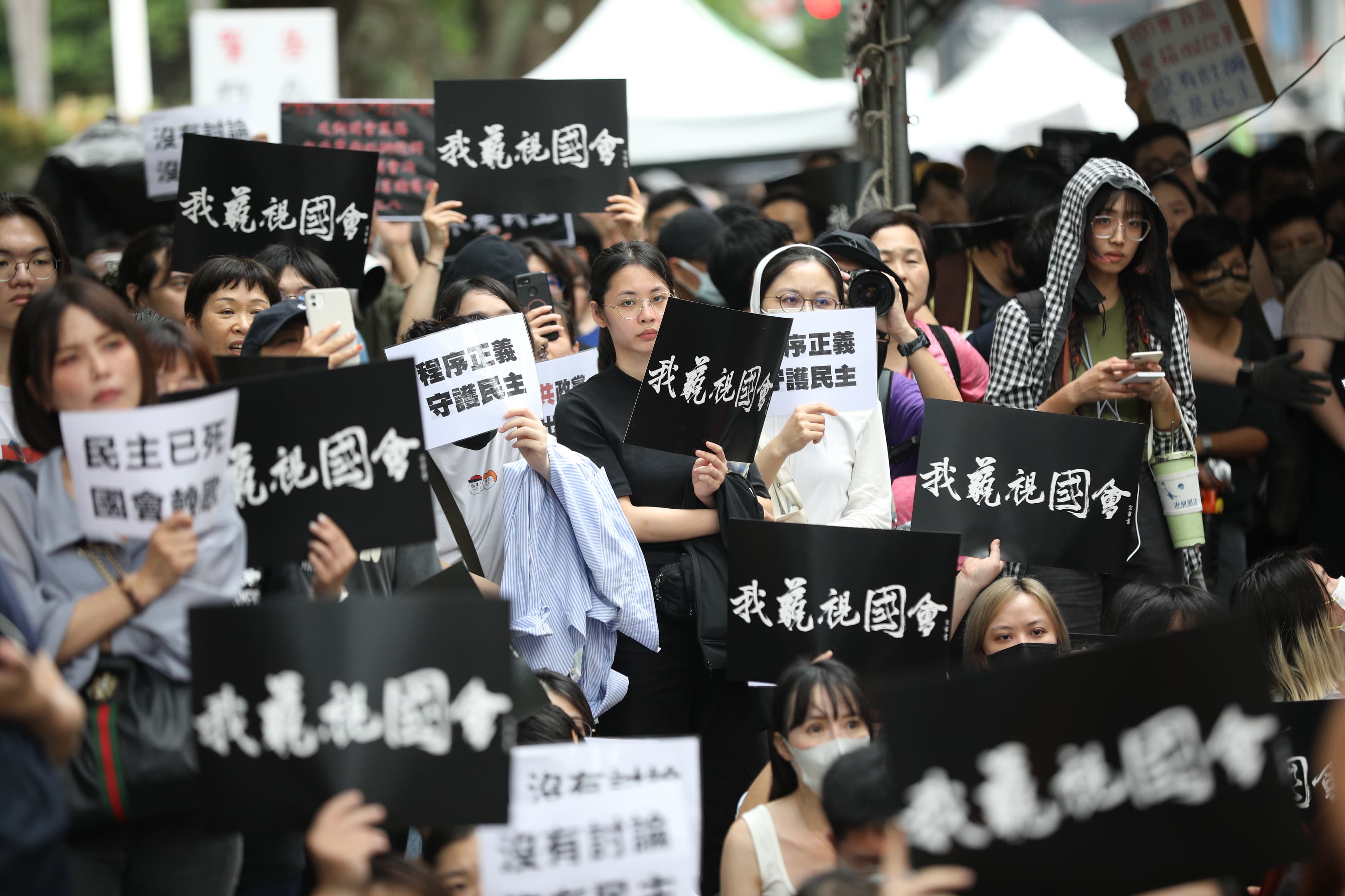 民團體在立法院外青島東路申請路權，企圖包圍立法院抗議。
