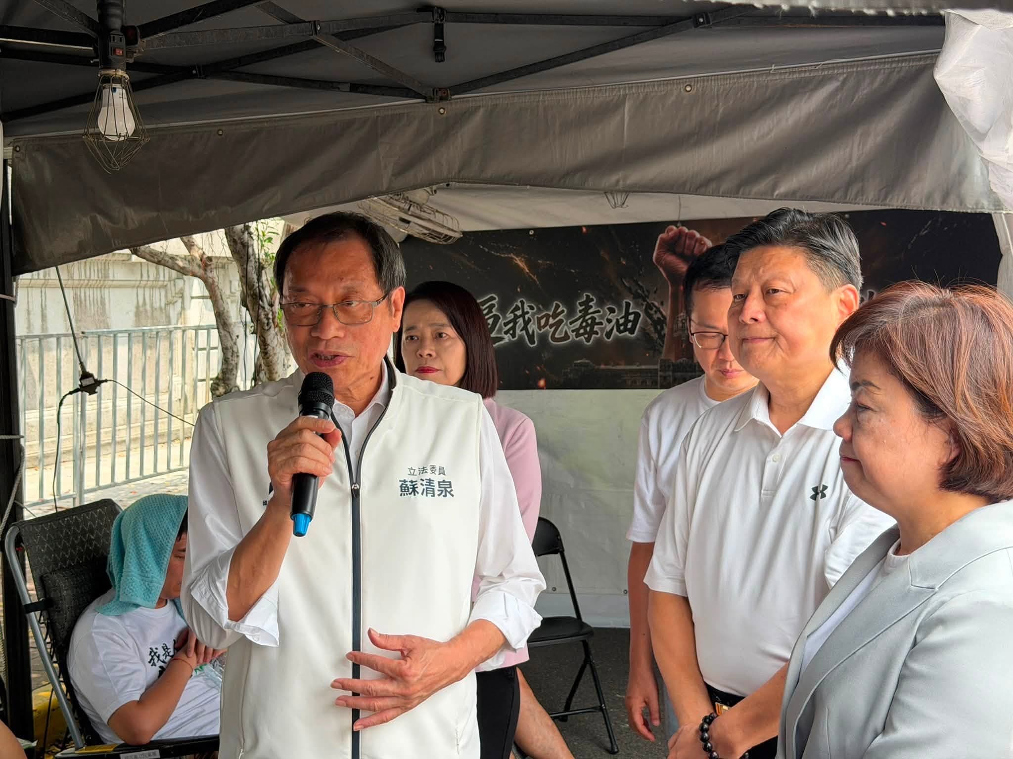 蘇清泉昨天到現場替4人檢查身體狀況時，提到4人出現血壓下降、脫水等狀況。（翻攝自傅崐萁臉書）