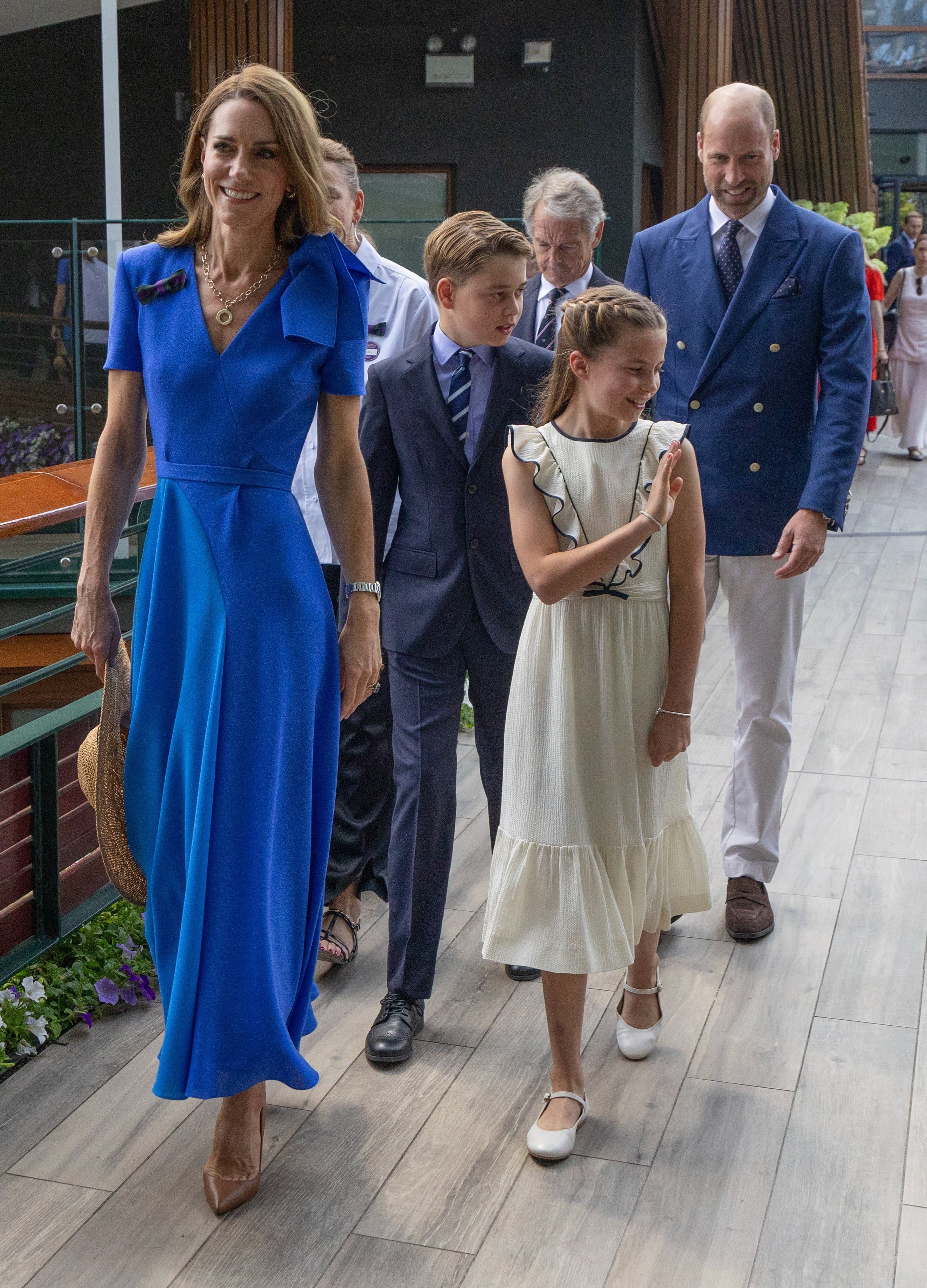 凱特王妃和夏綠蒂公主穿搭「藍白配」。（翻攝Wimbledon 臉書）