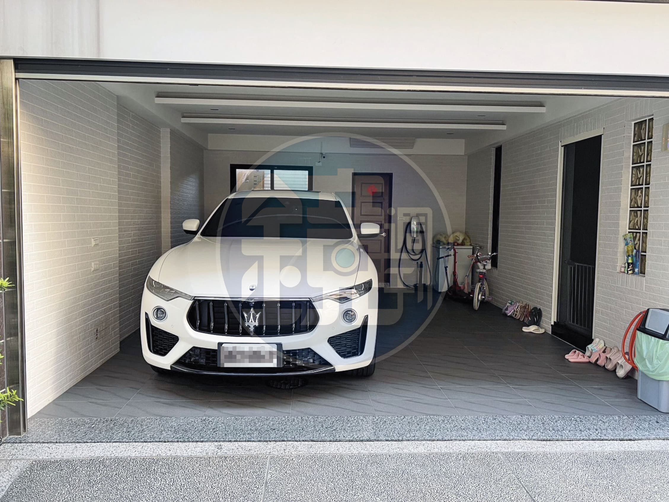 常如山與劉怡萱交往時，買屋登記在她名下，還花近600萬元買名車（圖）讓劉女代步。（讀者提供）