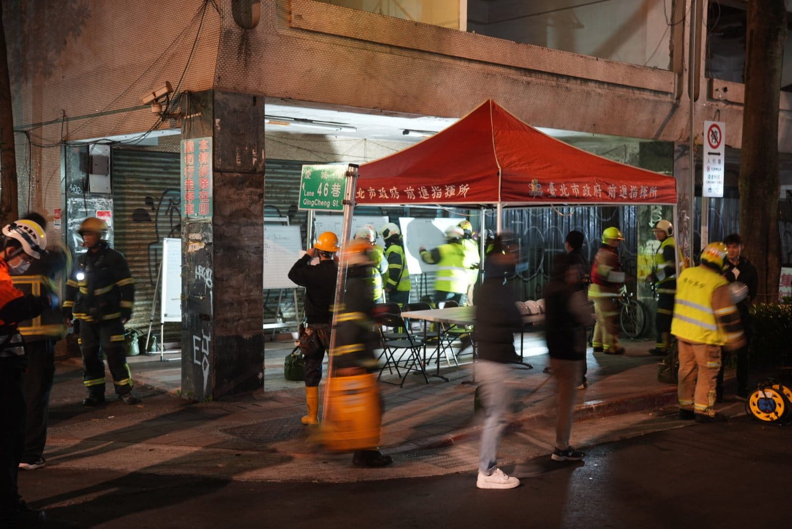 慶城街工地施工造成道路坍塌情形，建管處立即抵達現場指揮進行緊急安全措施。（台北市政府提供）