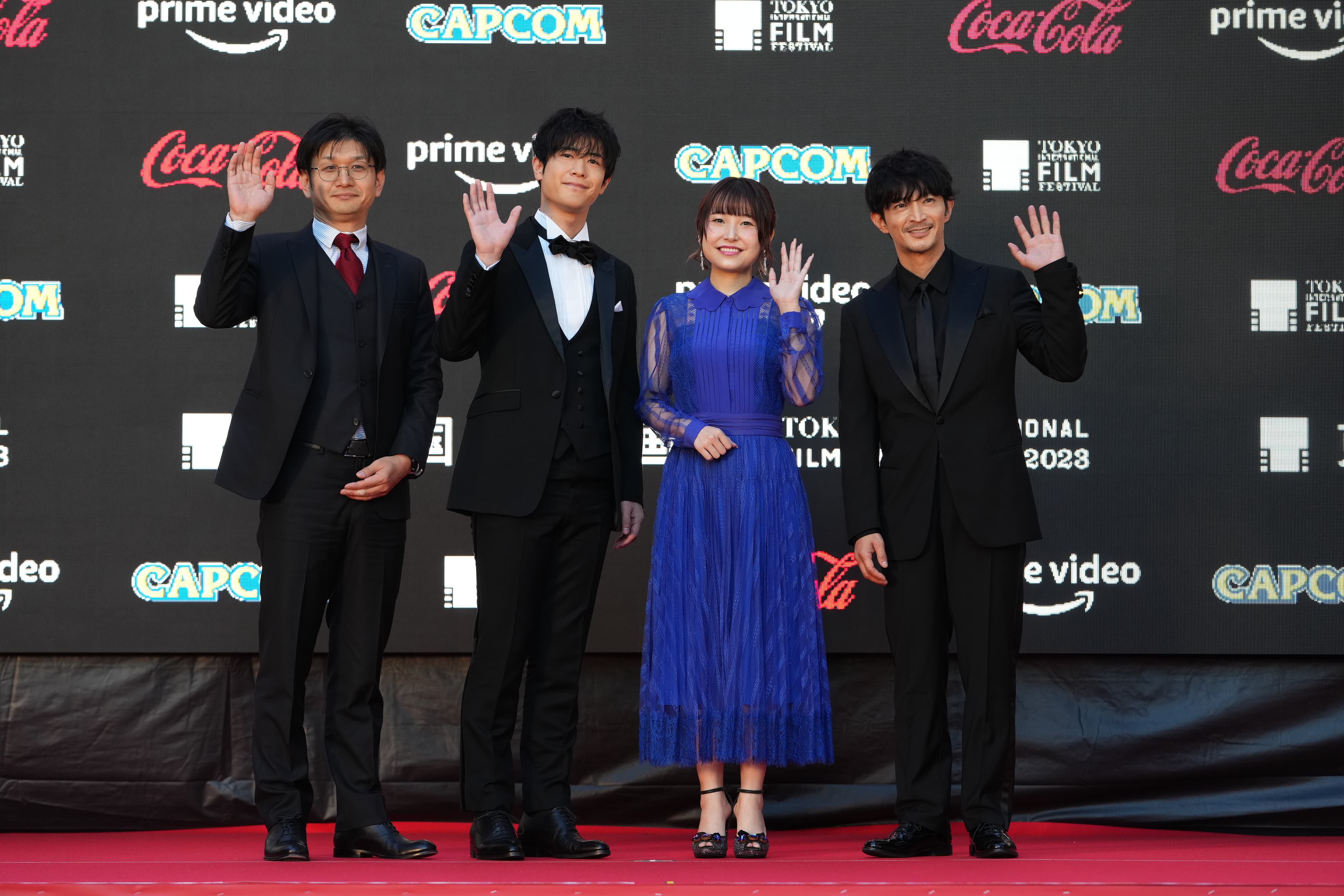 《北極百貨的秋乃小姐》導演板津匡覧（左起）與聲優大塚剛央、川井田夏海、津田健次郎登上東京國際影展紅毯。（東京國際影展提供）
