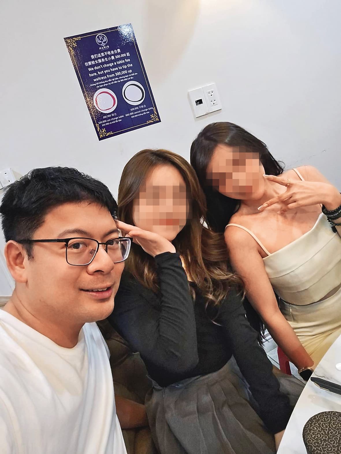 喬天鼎（左）經常和政商名流參加餐敘，常會找女生作陪，主要由男性分擔餐費。（讀者提供）