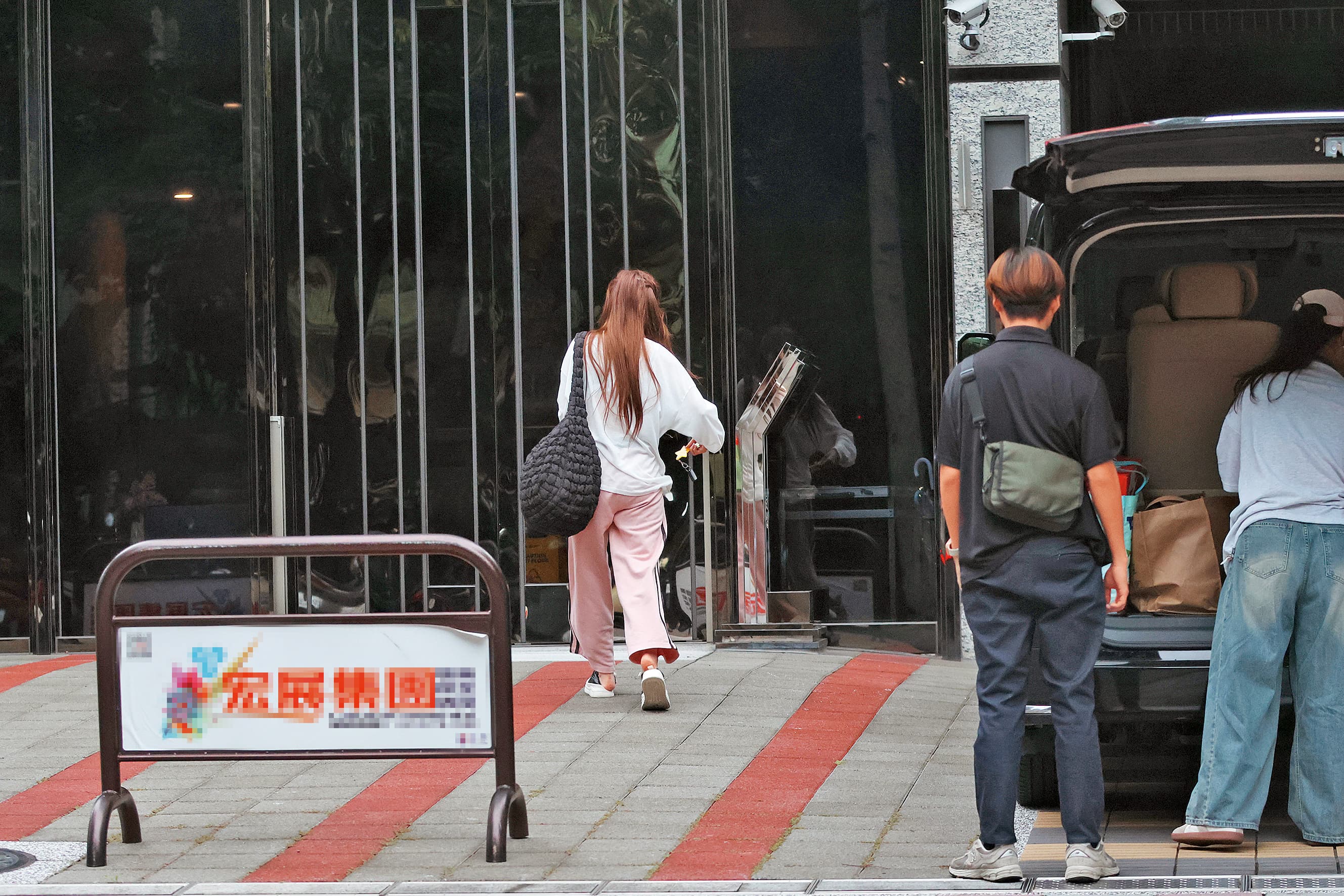 16：49　忙了一陣後讓同事收尾，李珠珢（左）背著大包走回家休息。