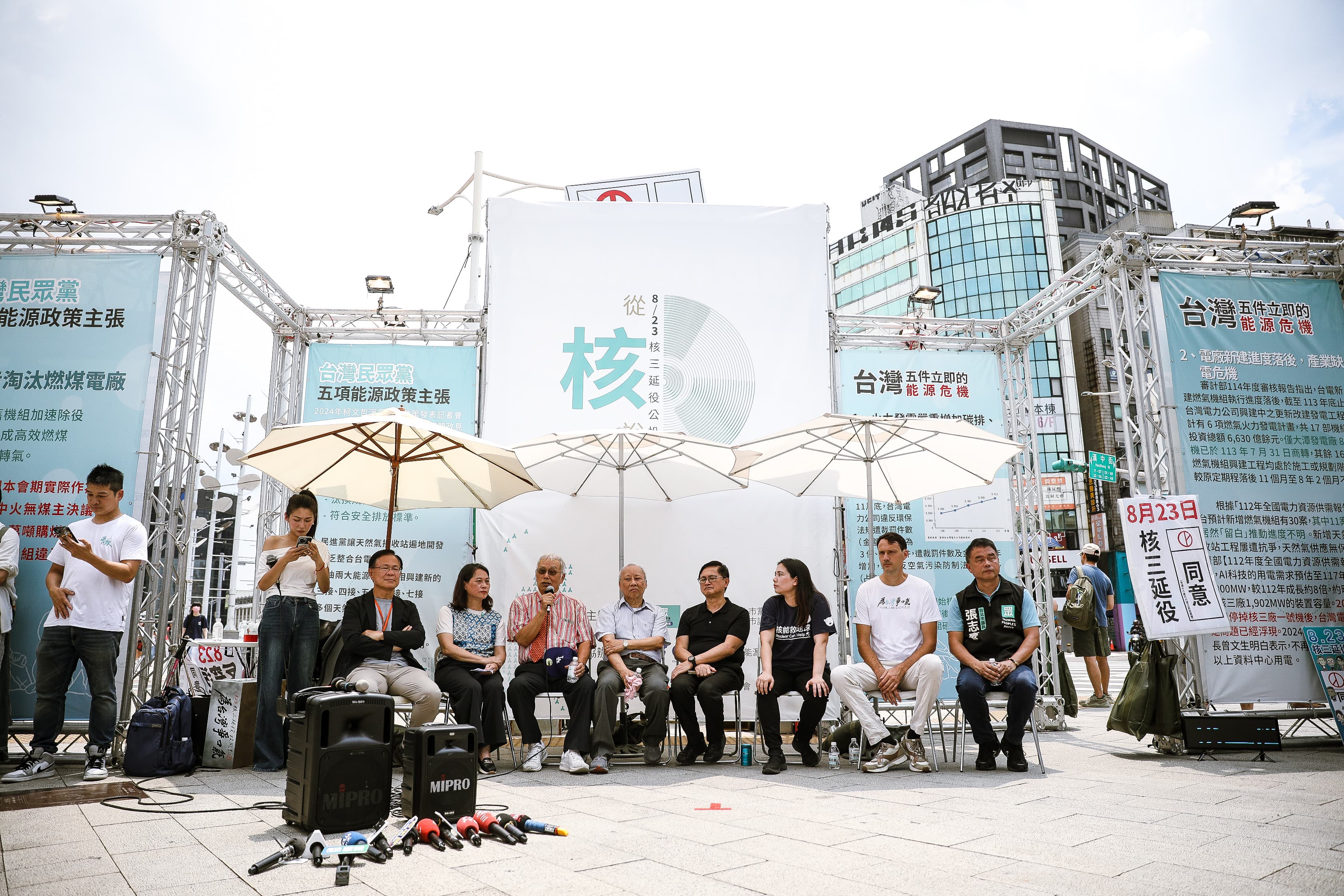 童子賢今日上午參加「從核說起：823核三延役公投特展」。（鏡報鄒保祥）