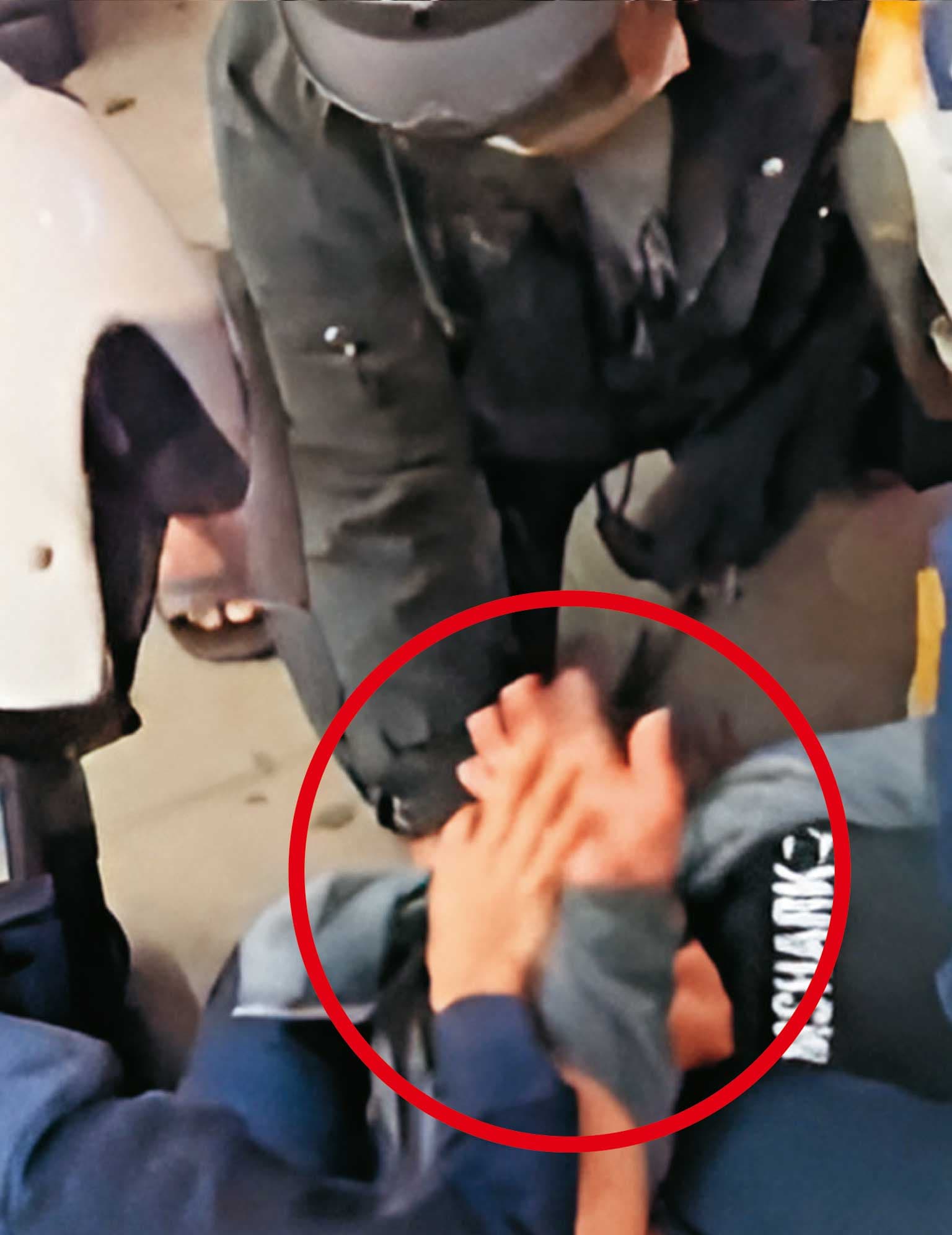 黃先生被壓制後，洪姓女警仍硬拗他的手指（紅圈處），害他肌腱當場斷裂。（讀者提供）