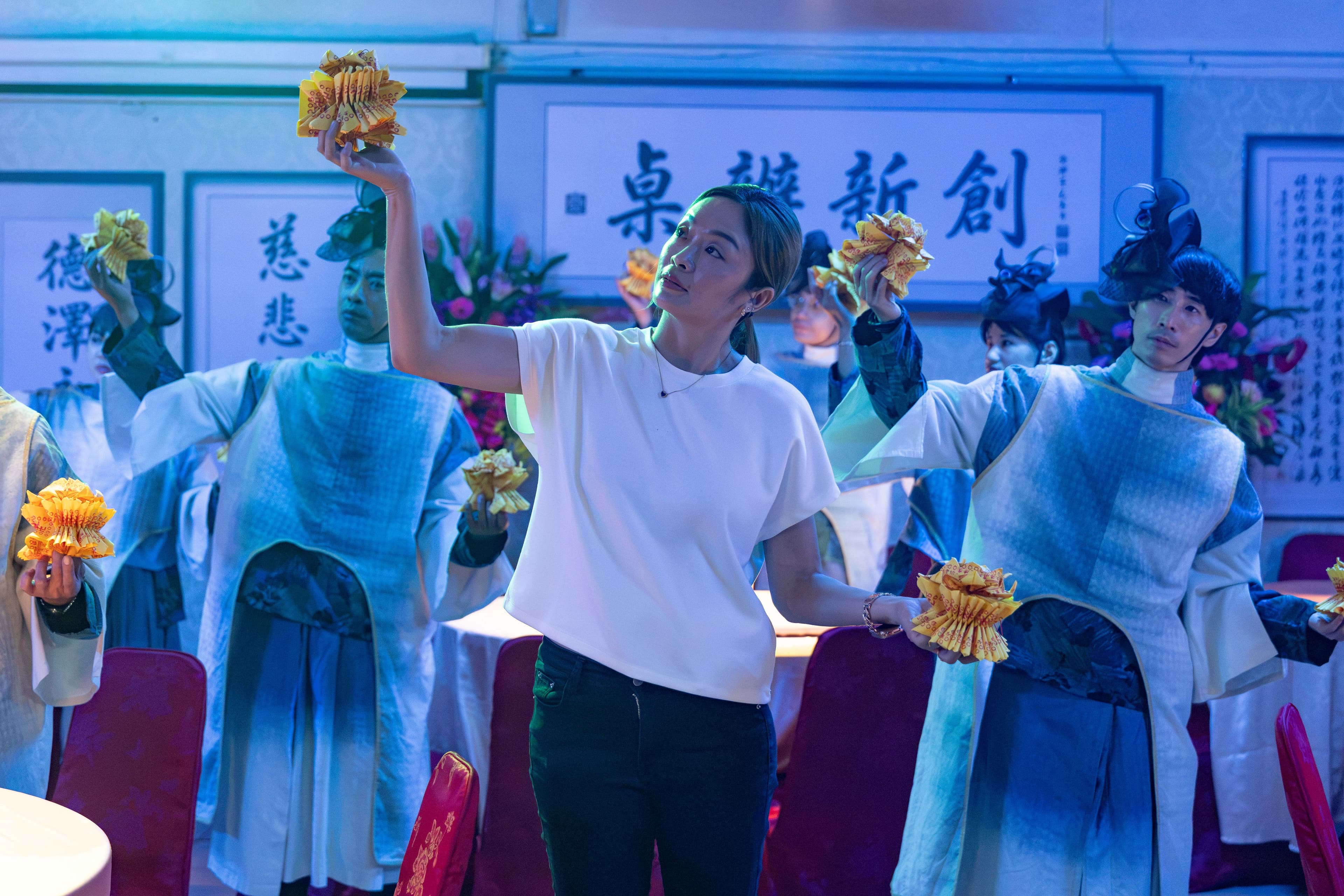 編舞張雅婷（前）將喪禮上常見的紙紮意象及動作轉化為舞蹈。（文化總會提供）
