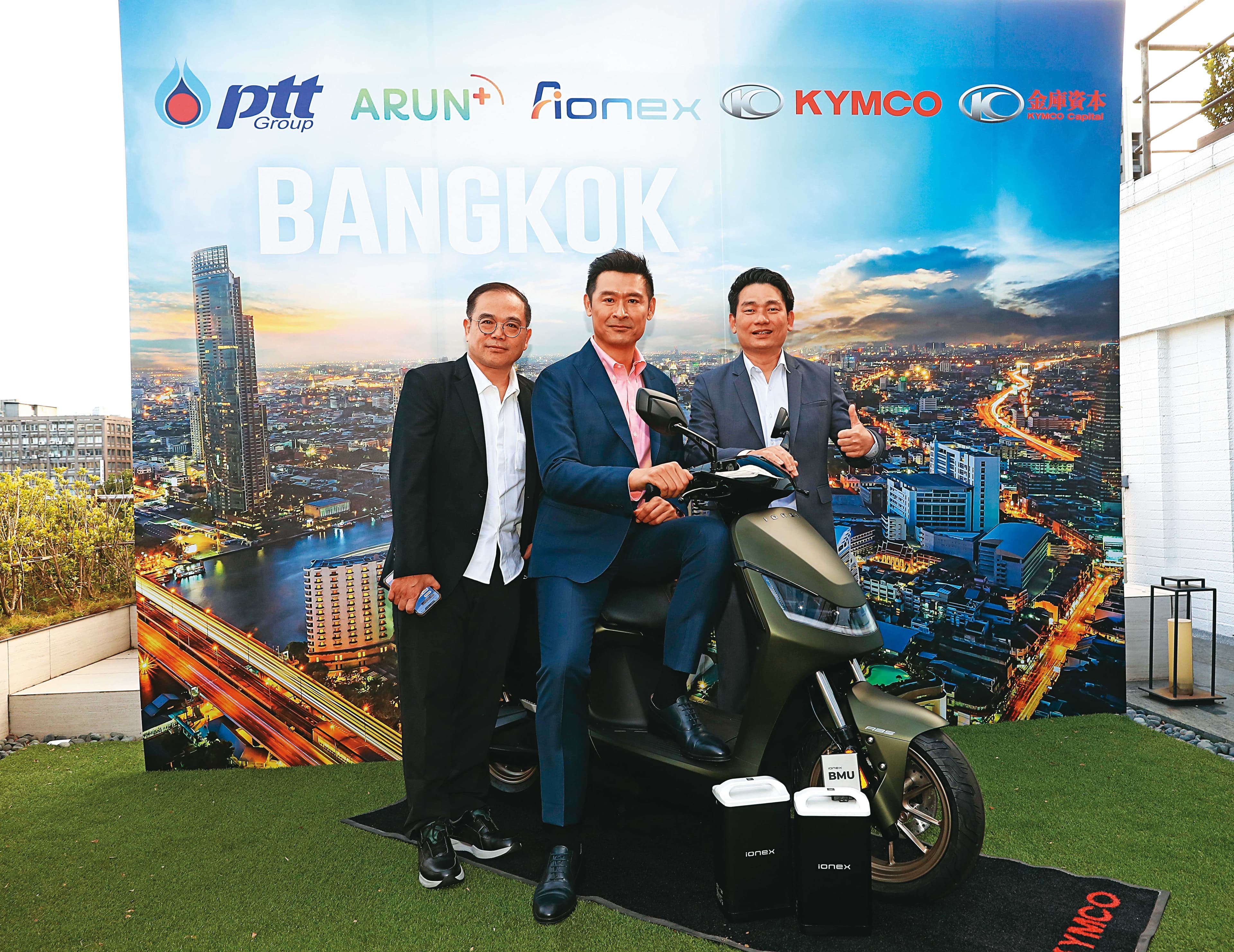 泰國國家石油公司為泰國國營企業，將聯手光陽打造泰國電動機車供應鏈。左起為丁學文、柯勝峯、Ekachai Yimsakul。