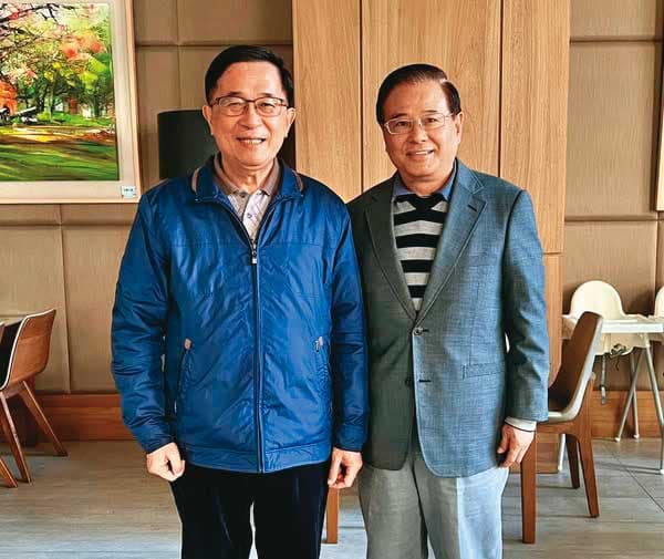 阿扁（左）任台北市長時，時任祕書長廖正井（右）倡議興建台北國際金融大樓，即今天的台北101。（翻攝陳水扁臉書）