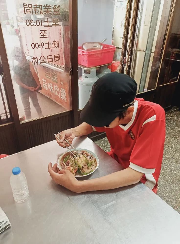 台中一名21歲男子因從未報戶口、未上學，靠撿回收維生，如今已由社會局介入安置。（翻攝自蘇乙青臉書）