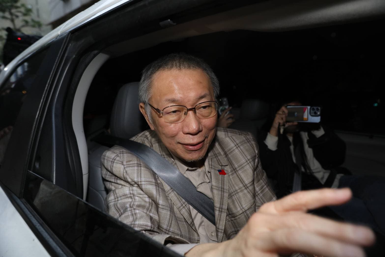 柯文哲昨主持民眾黨中央委員會並請辭黨主席。