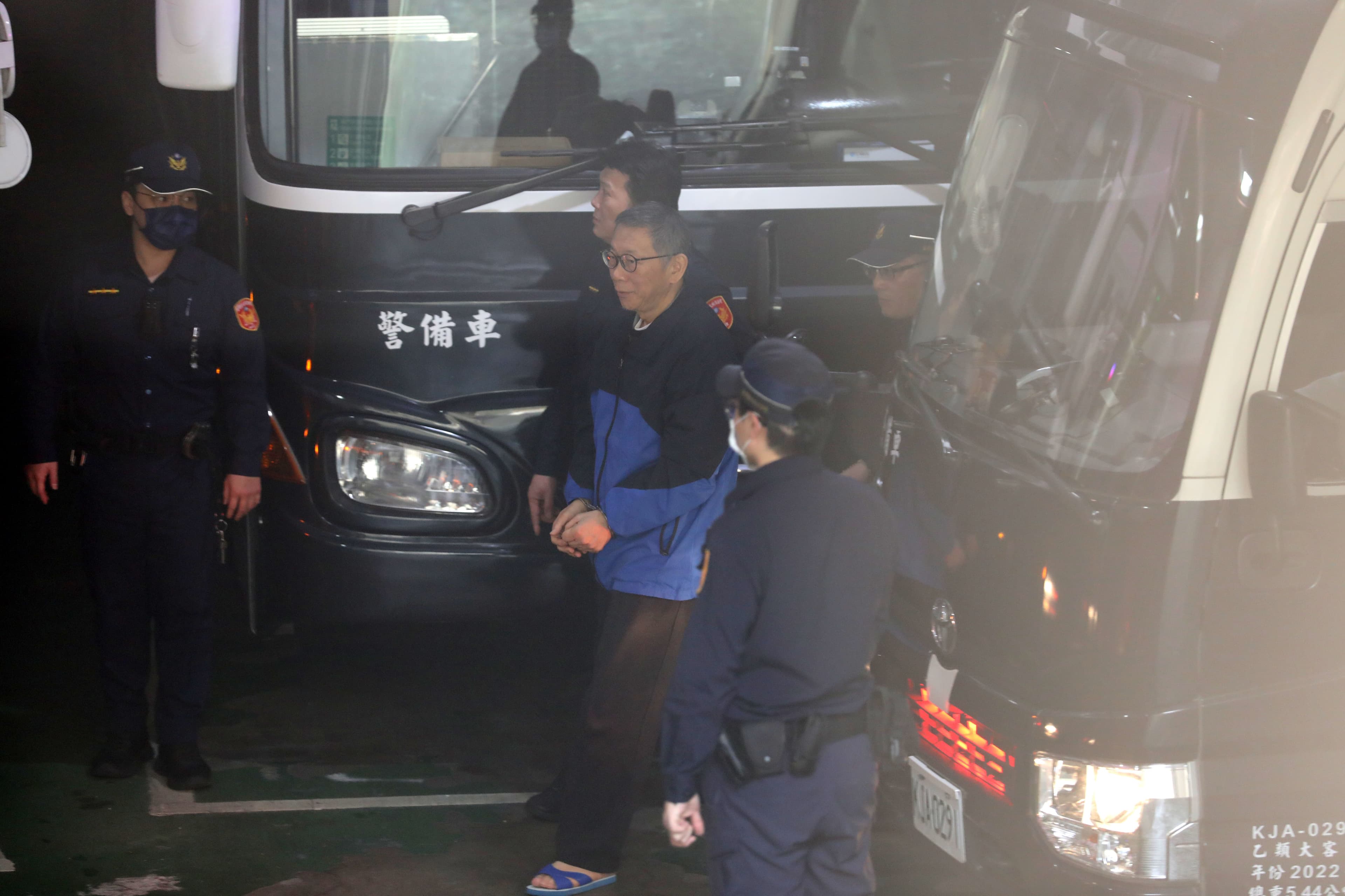 合議庭評議後，裁准柯文哲與妻子等4人解除禁見至3月10日。