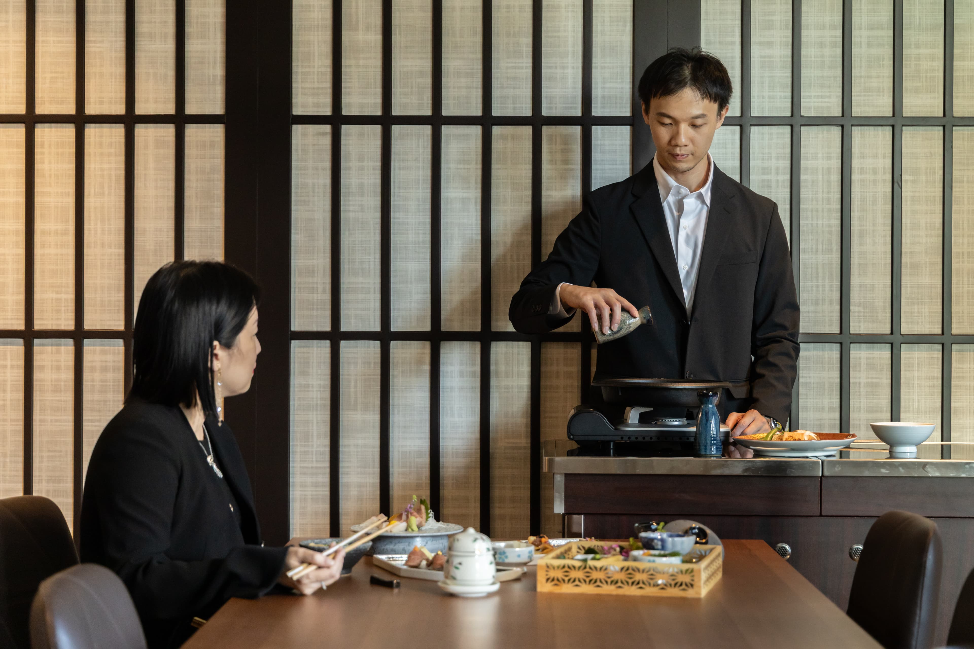 台北店含大廳與6個包廂，共有70個座席，皆可享受日山特有的桌邊服務。