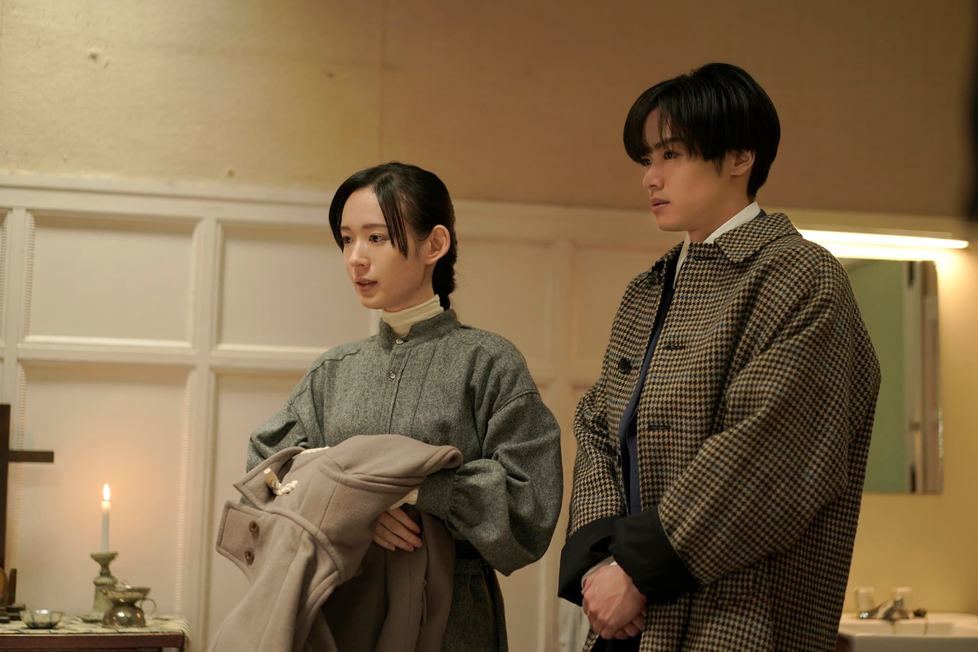 川村壱馬(右)在《我的一夜騎士》化身一日男友，與美女老師結伴見岳母。（中影提供）