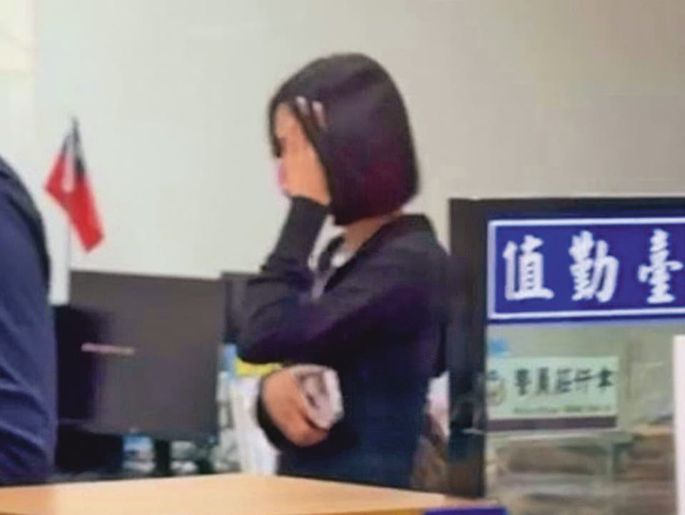 孫安佐遭警方拘提時，現任女友趕到警局關心，稱自己叫李Ｘ臻。（鏡報提供）