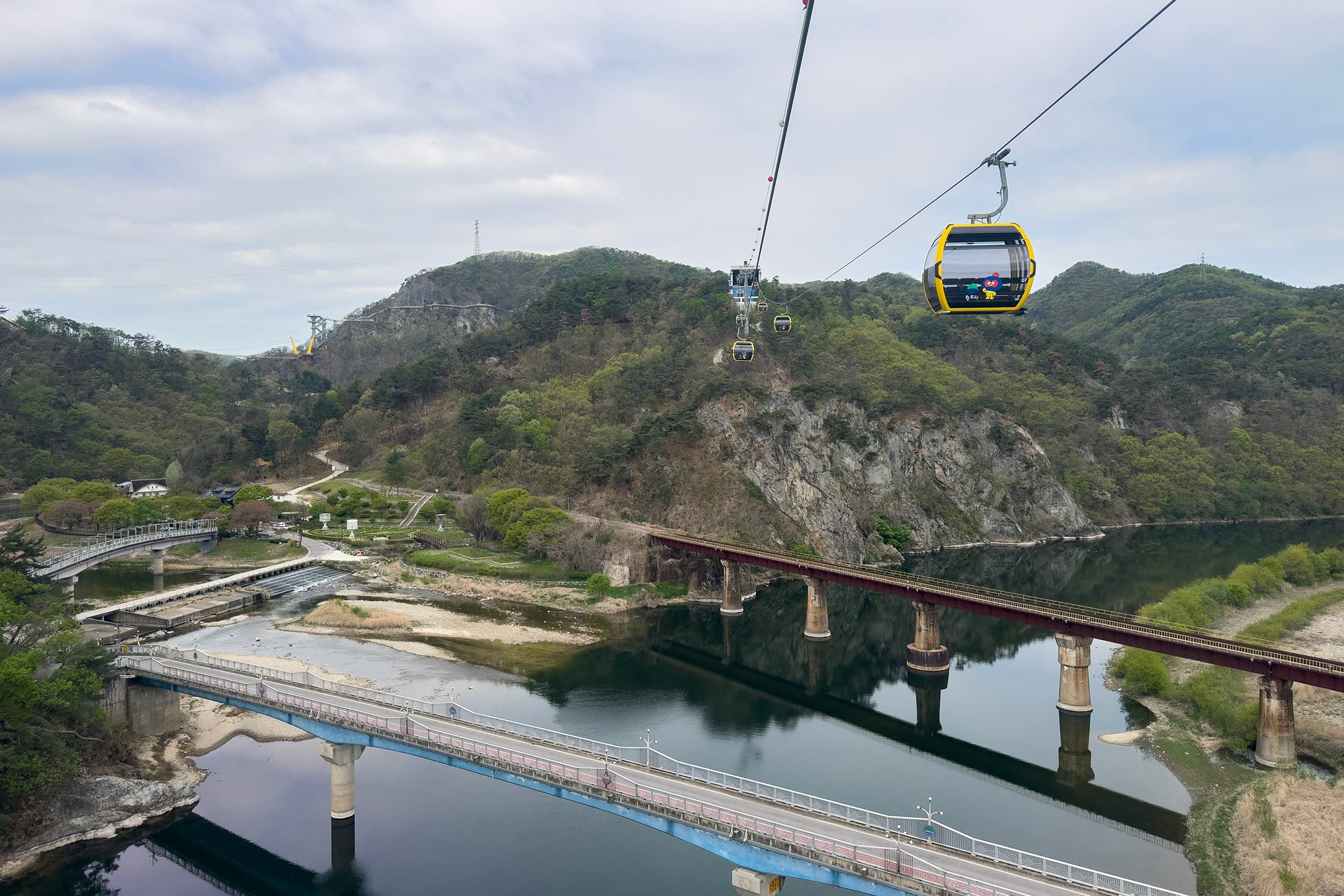 2025年啟用的新纜車大幅降低登山門檻，讓旅客能更輕鬆欣賞小金山大峽谷景色。