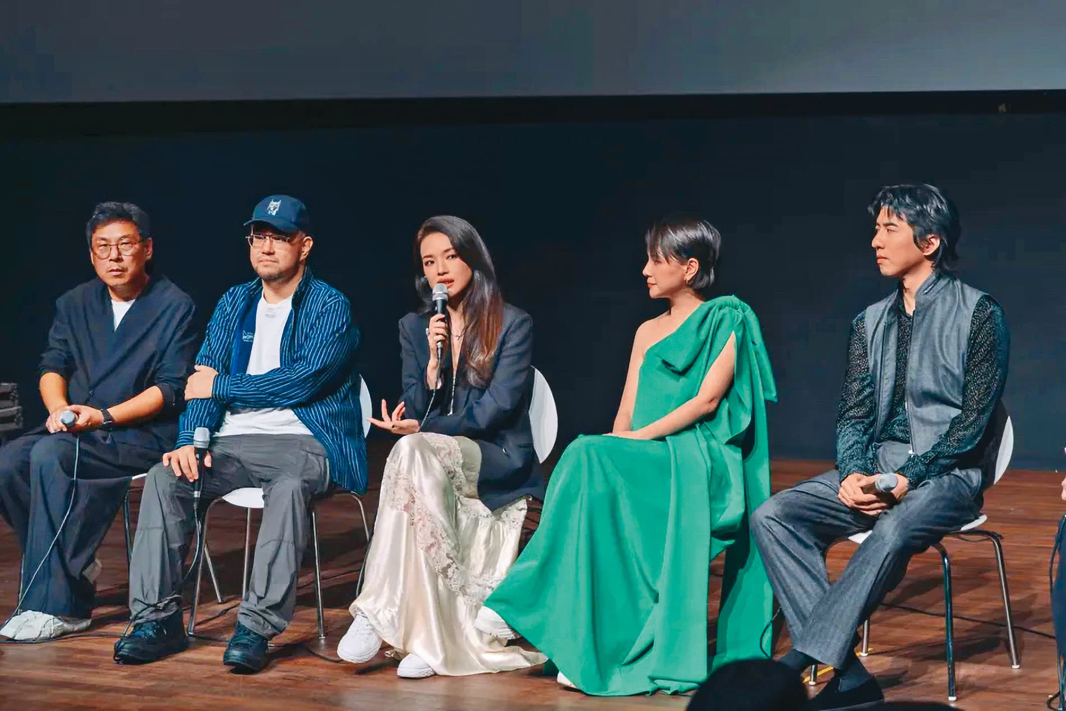 《回魂計》入選本屆釜山影展，演員傅孟柏（右起）、李心潔和舒淇，偕導演陳正道、許肇任出席映後座談。