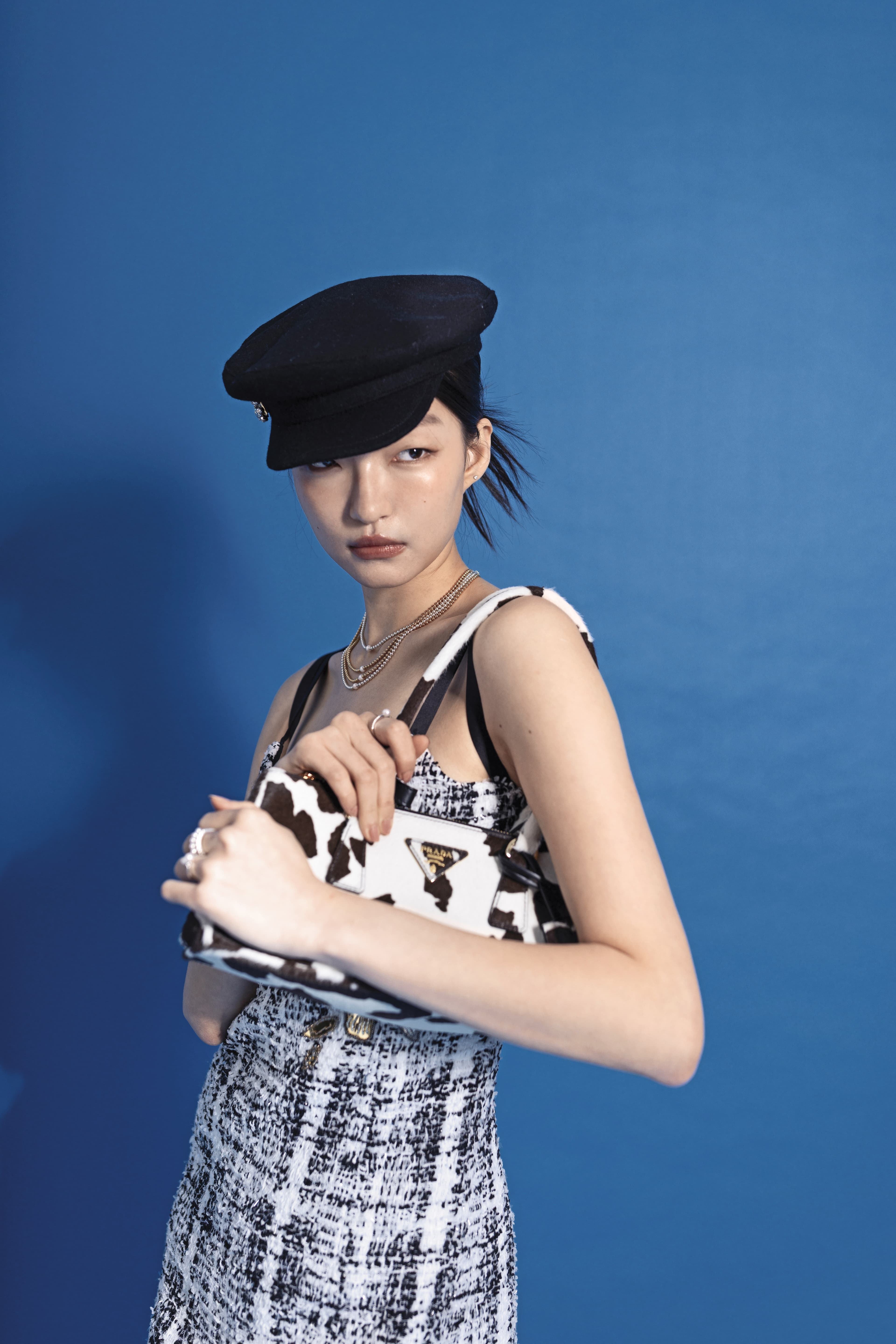 針織軟呢洋裝 價格店洽by LOUIS VUITTON / 黑色鑽飾水手帽 NT$27,600 by Roger Vivier / 金色圓珠飾邊珍珠項鍊 各NT$7,580 by PANDORA / 銀色圓珠飾邊珍珠項鍊 各NT$5,880 by PANDORA / 密鑲寶石珍珠戒指 NT$3,280 by PANDORA / 雙珍珠戒指 NT$3,280 by PANDORA / 珍珠密鑲雙層開圈戒指 NT$5,280 by PANDORA / Galleria動物紋印花提包 NT$190,000 by PRADA