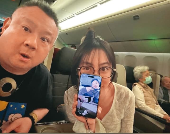 宣昶有（左）與李雅楹（右）搭商務艙出差，還在飛機上與友人視訊，兩人互動非常密切。（翻攝自李雅楹IG）