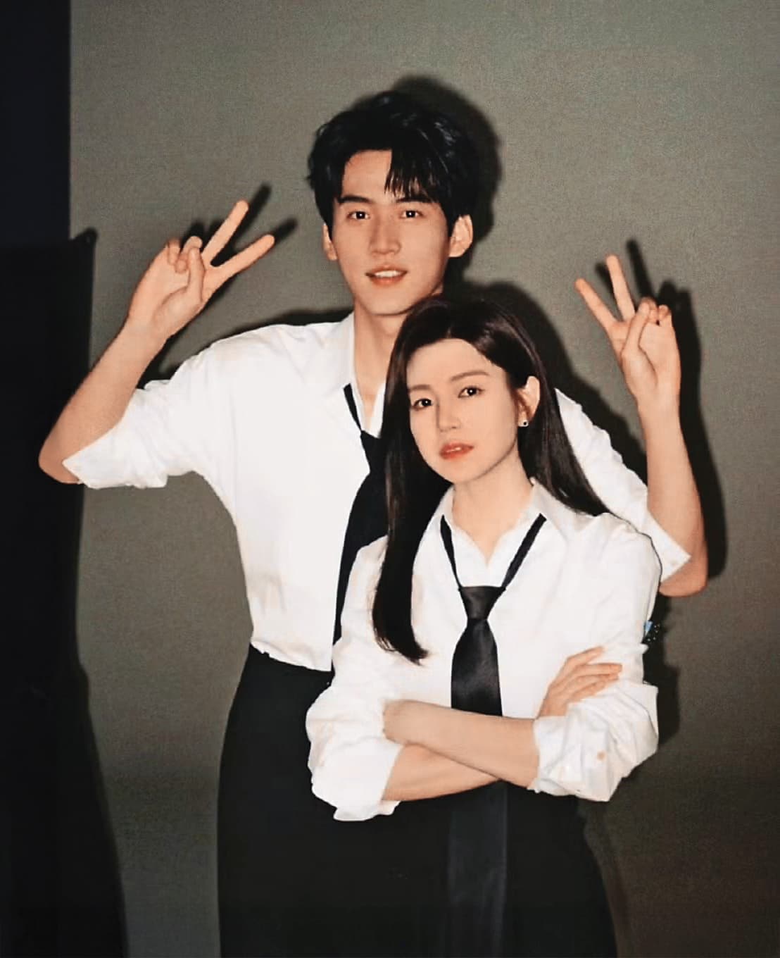 陳妍希（前）離婚後搭小十九歲的周柯宇（後）演出《狙擊蝴蝶》，收視長紅。果然還是得姐弟戀啊。（翻攝自微博）
