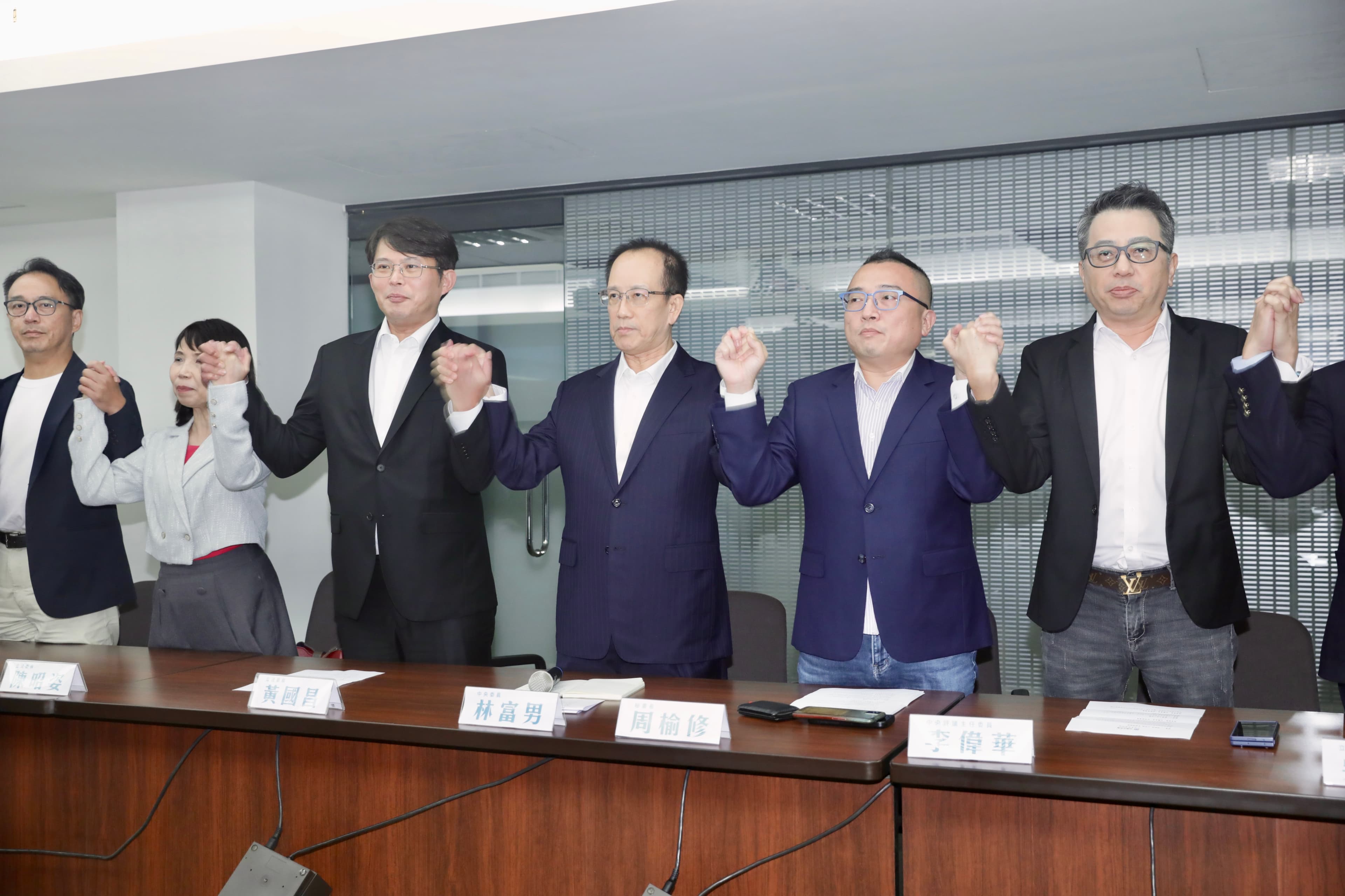 民眾黨中央委員會一致通過柯文哲請假再延3個月，暫緩推選代理黨主席。