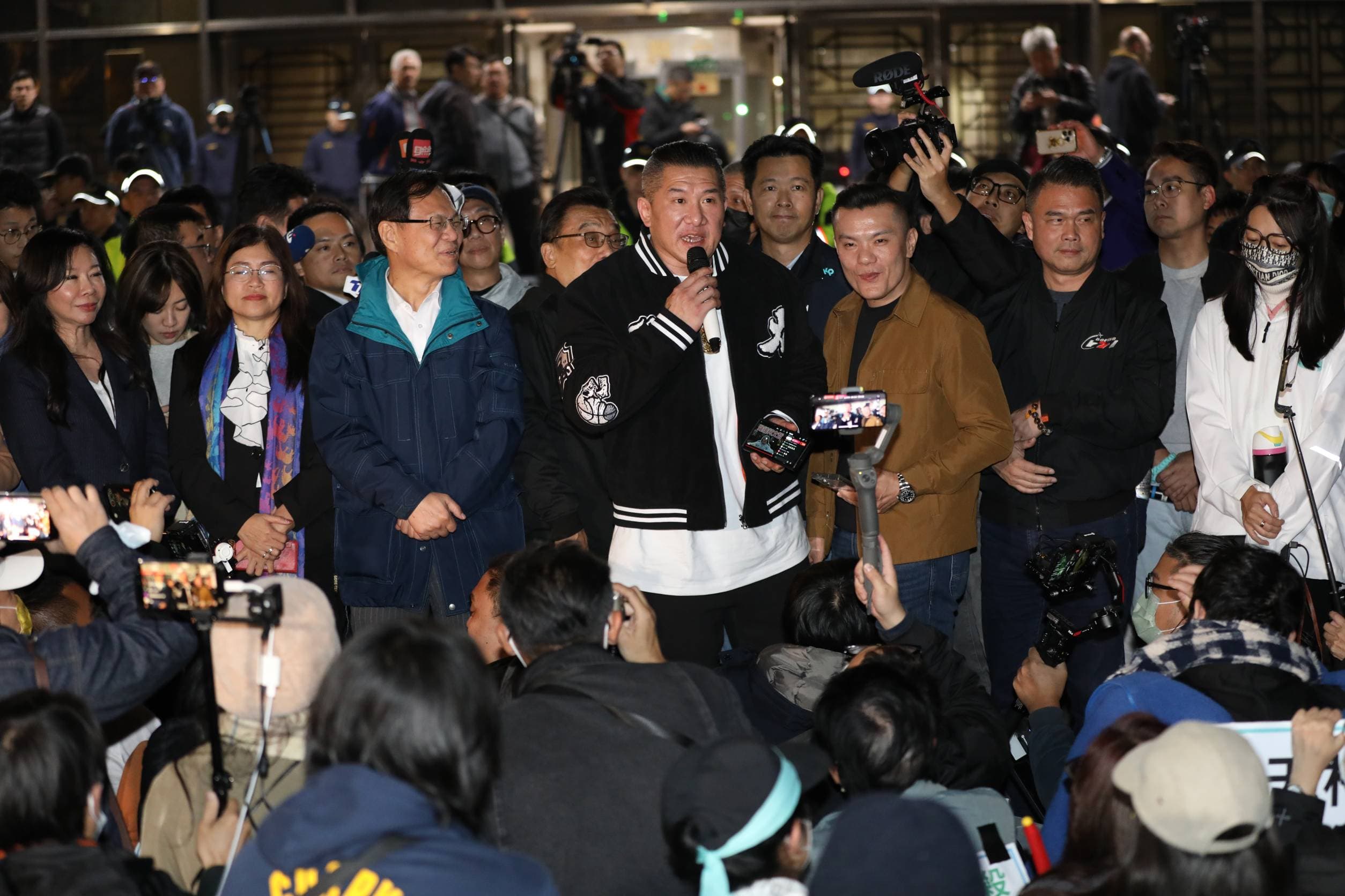 柯文哲遭起訴後，今日凌晨經北院裁定3,000萬交保，場外小草欣喜若狂。