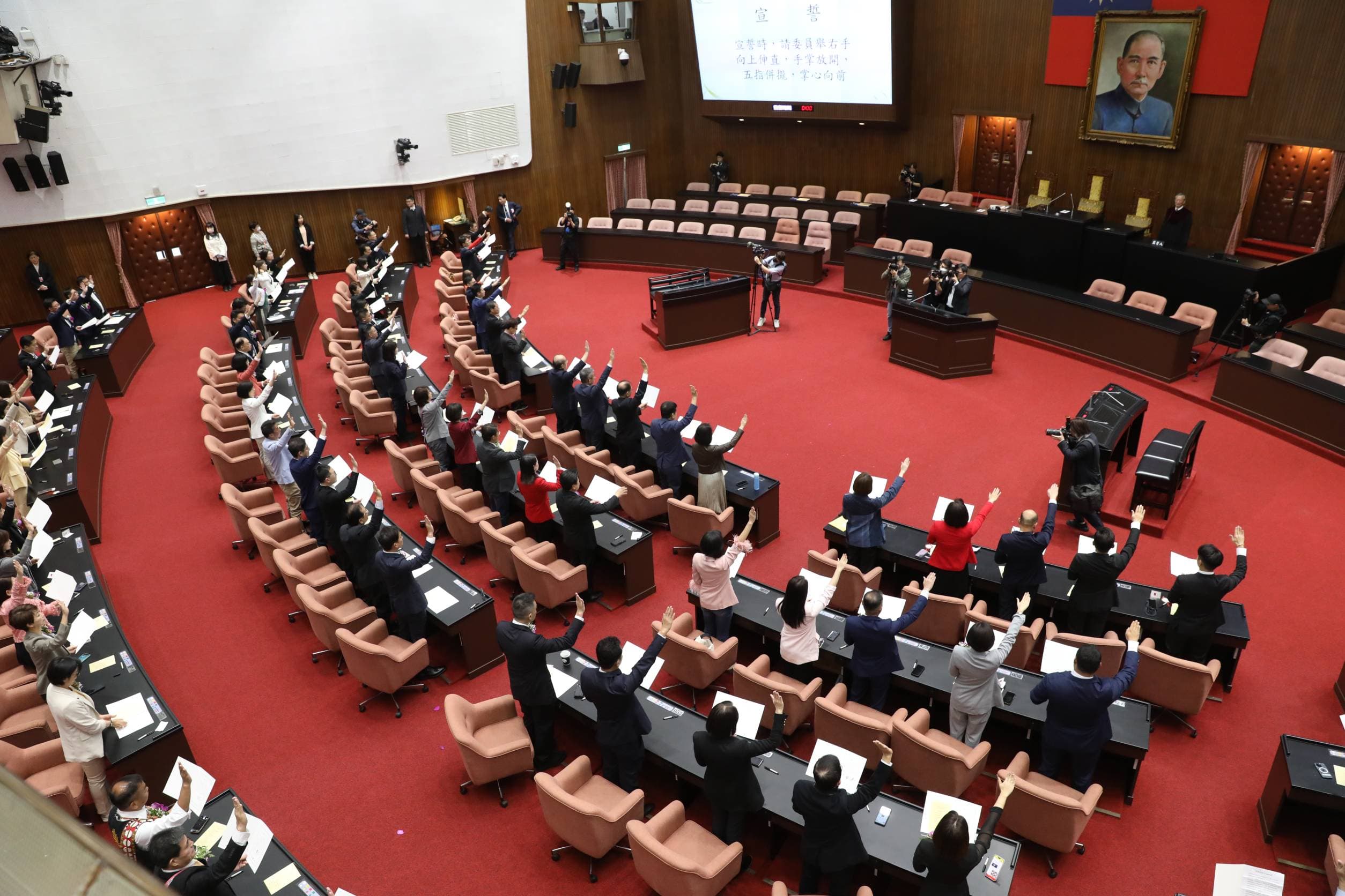 新科立委們今上午完成宣誓就職，預計中午開票選出立法院長。