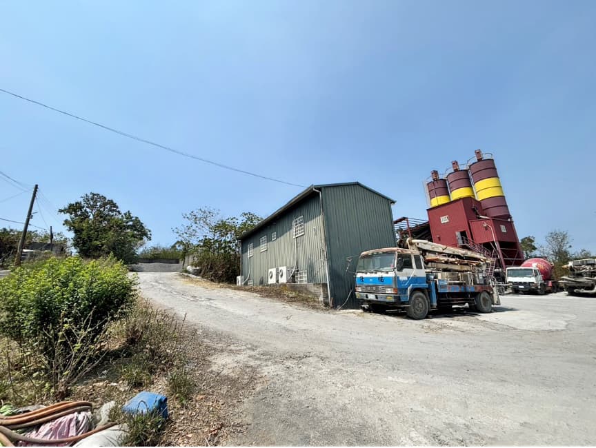 李四川胞弟李賜福遭爆因違法開發山坡地、興建預拌混凝土廠遭判刑，相關設施依法應拆除並沒收，但近期仍可見廠區運作跡象。圖為李賜福遭控違法興建的預拌混凝土廠今年3月現況。（讀者提供）