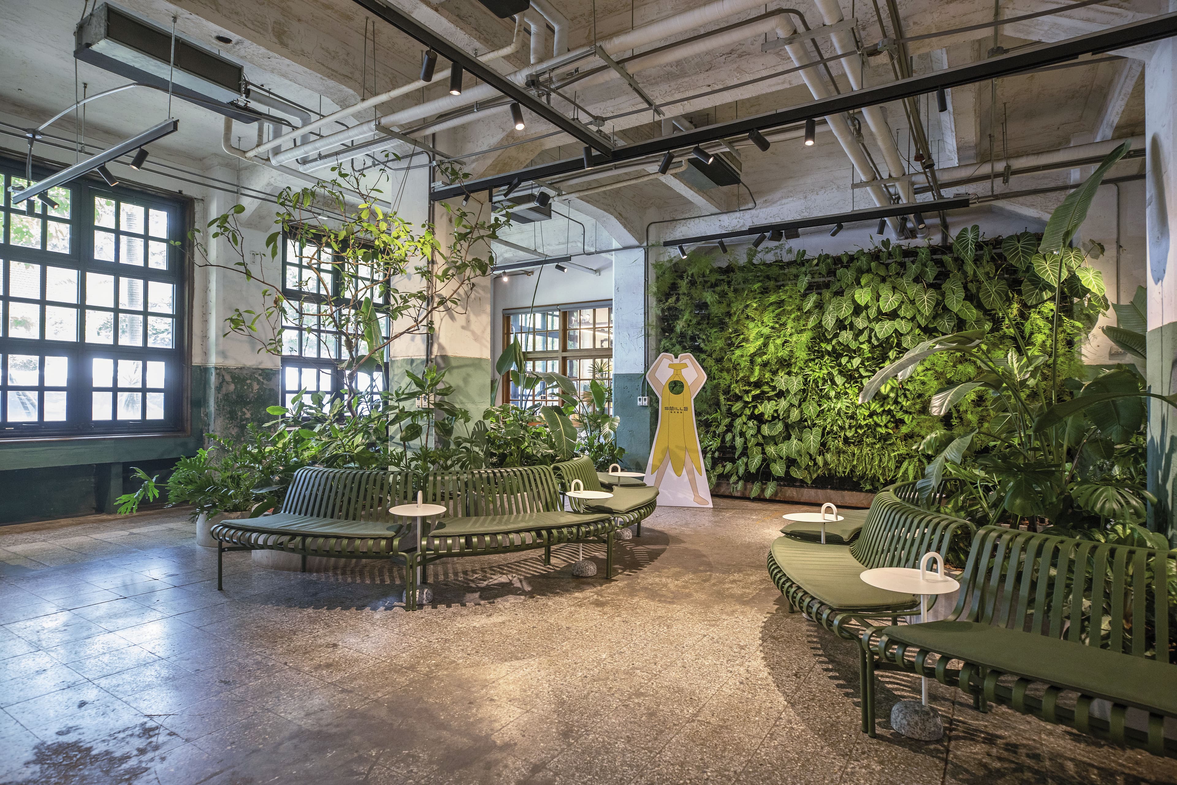台北松菸倉庫舊址裡，以綠色植栽打造「微笑蜜樂」門市，定位生活甜點與隨手可得的幸福滋味。