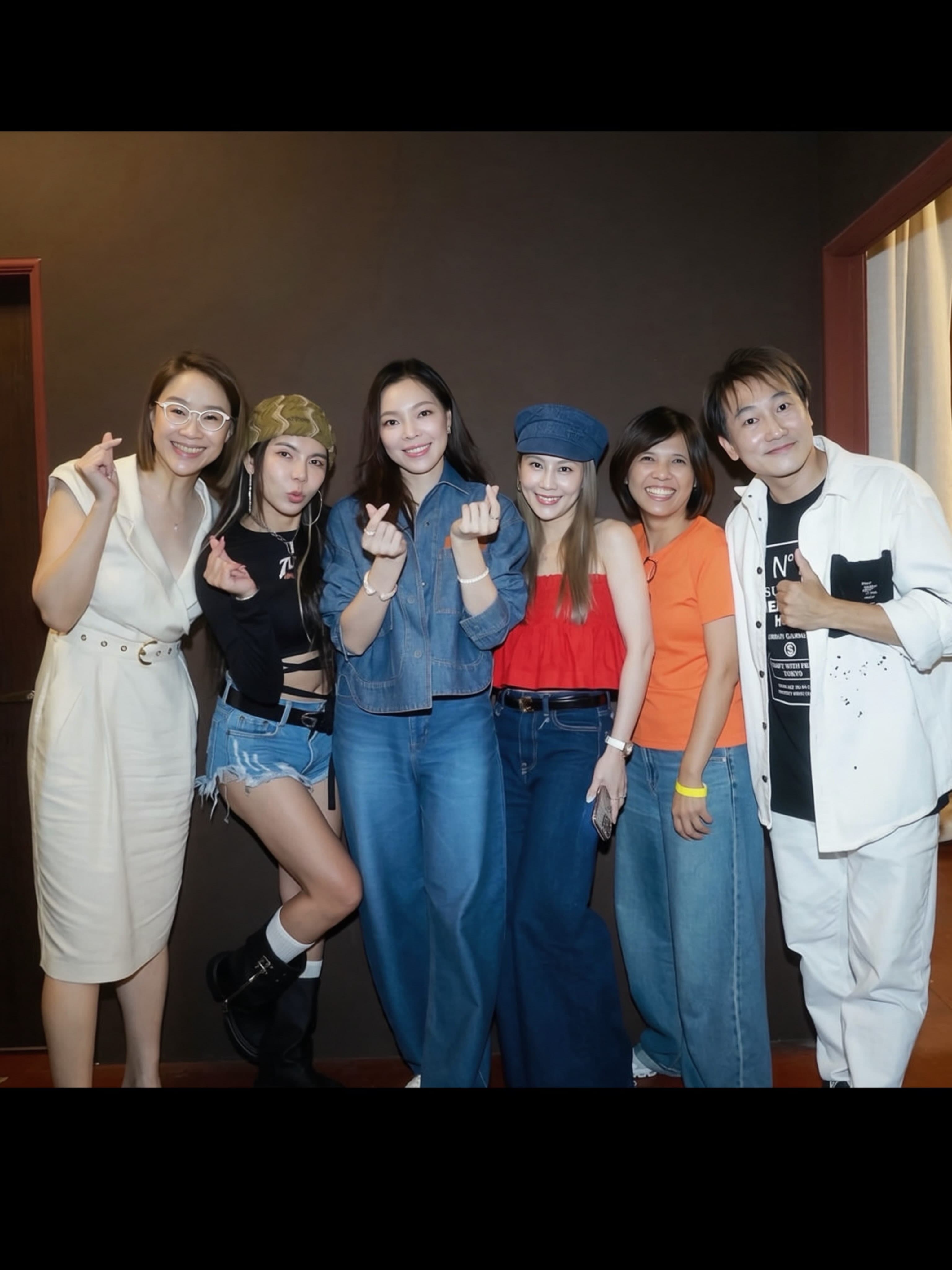吳丹鳳（左）舉辦首屆「K-POP舞動一家人舞蹈大賽」，曾馨瑩（左三）親自擔任決賽評審。（翻攝kellyywoo IG）