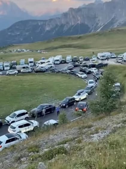 上山買甜甜圈的車陣癱瘓山路，引發當地居民怨聲載道。（翻攝抖音）