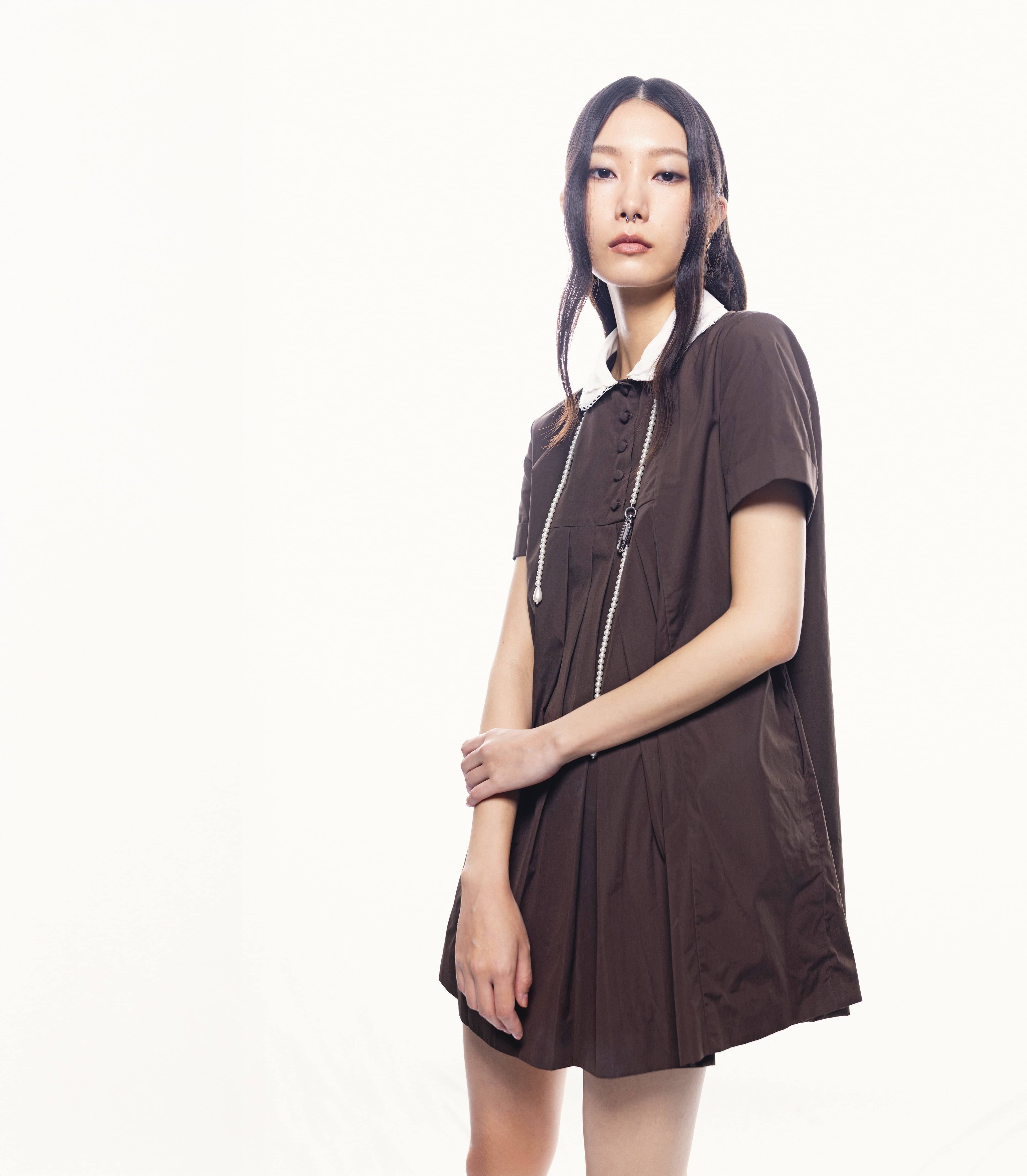 棕色造型洋裝 價格店洽 by MIU MIU；瓢蟲造型耳環 NT$19,000 by DIOR；珍珠登山釦項鍊 NT$8,950 by Simone Rocha。