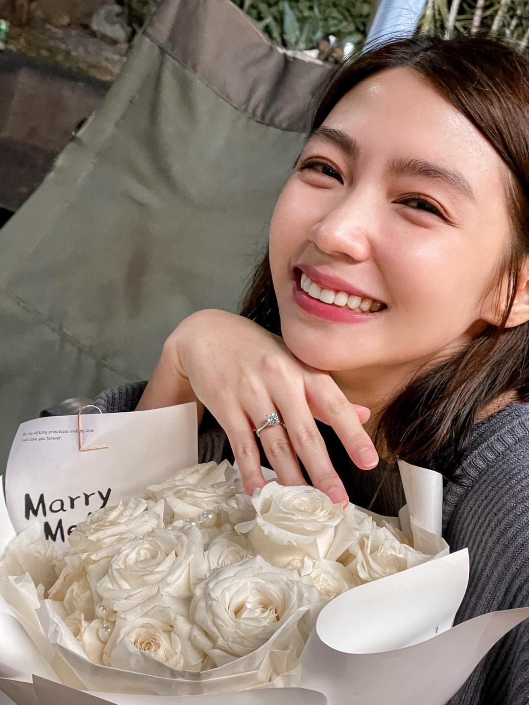 曾智希愛極了他的求婚鑽戒。（翻攝自曾智希 Simba臉書）