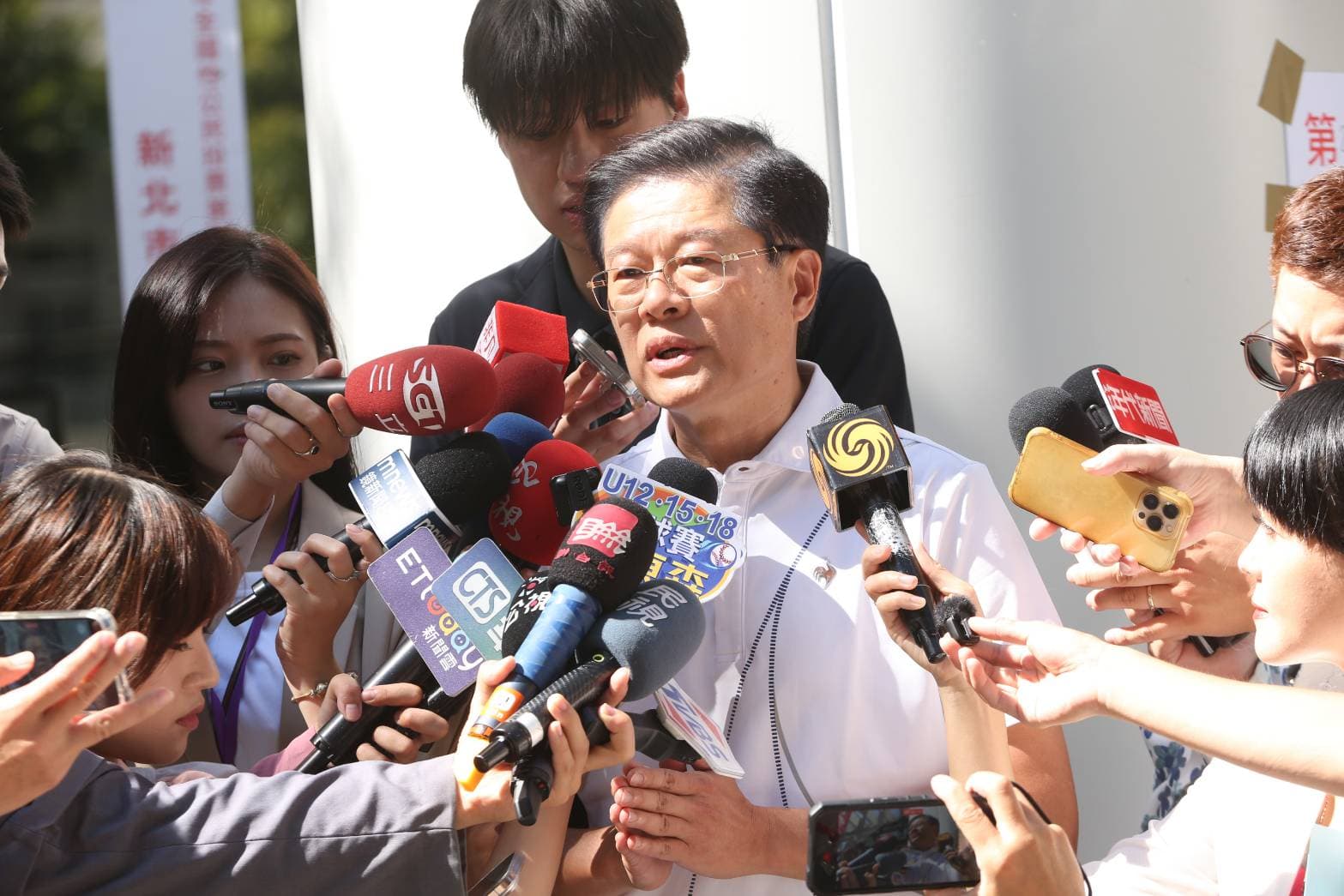 立委羅明才今早現身投票，接受媒體訪問。（鏡報李鍾泉）