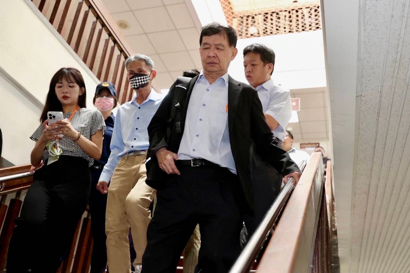 彭振聲今出庭時驚聞妻子墜樓噩耗，一度情緒崩潰，在心情稍微緩和後表情凝重步出北院。（鏡報林煒凱攝）