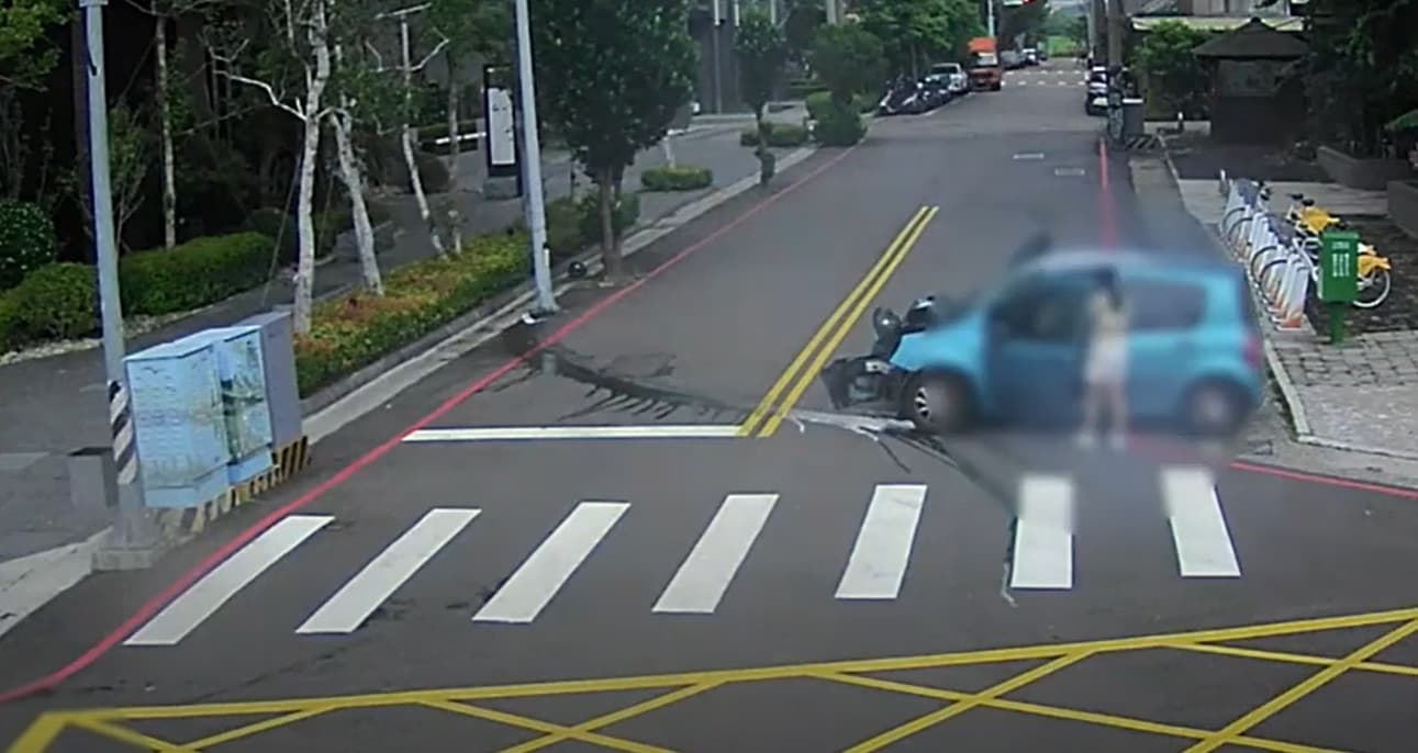 台中一名女大生日前載著父母上路練車，轉彎時失控自撞燈桿撞爛車頭。（翻攝畫面）