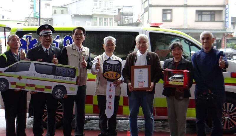 日籍人士杉山榮先生慷慨捐贈一輛價值將近400萬元的全新救護車予宜蘭縣消防局。（宜蘭縣政府提供）