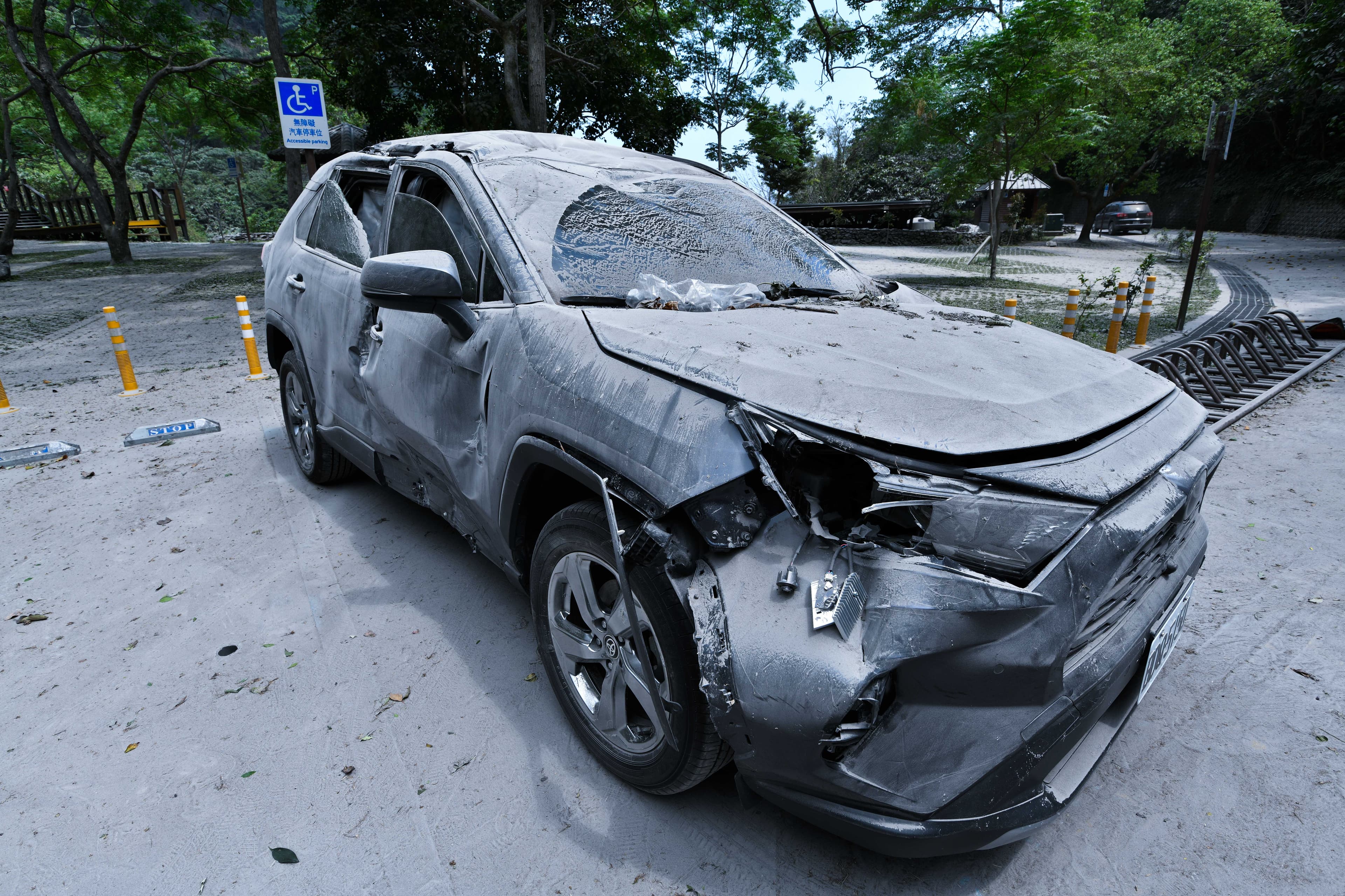 台9線上的車輛遭落石擊毀，畫面駭人。