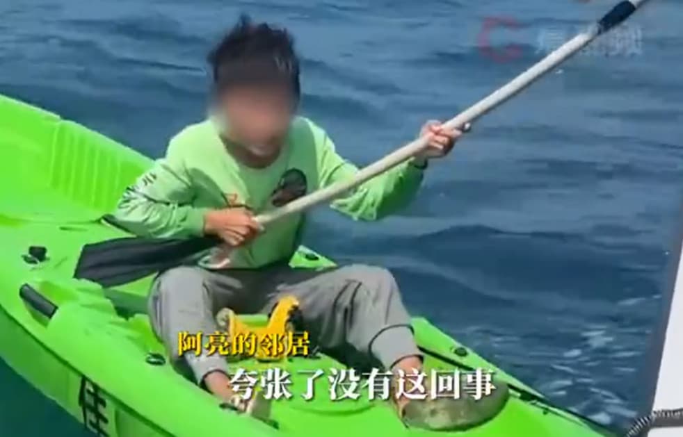 男童獲救後，警方比對地圖，驚覺他在海中漂流了30公里。（翻攝微博）