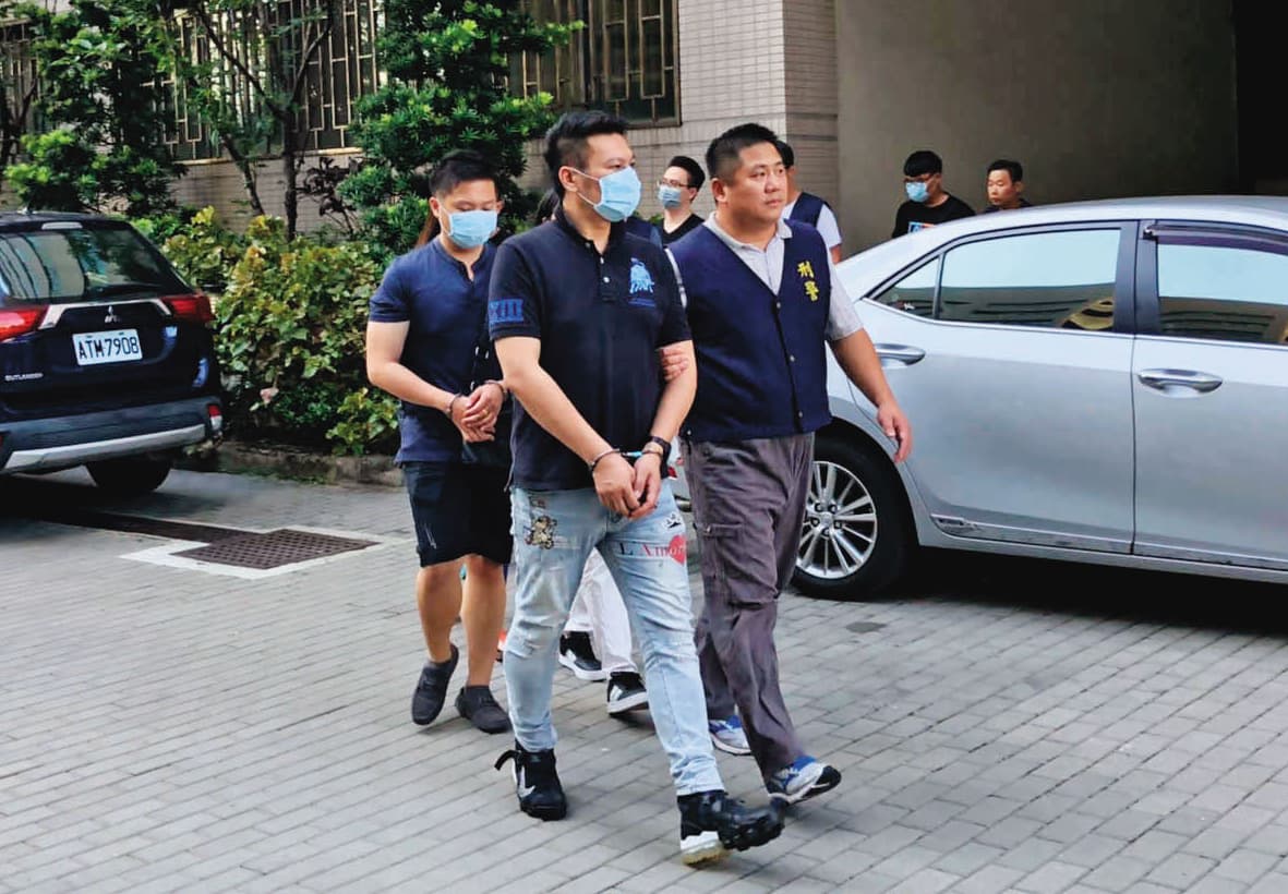 黃焌柚（中）曾因詐騙案被捕，負責偵辦天珠商人命案的警官因此對他有印象。（刑事局提供）