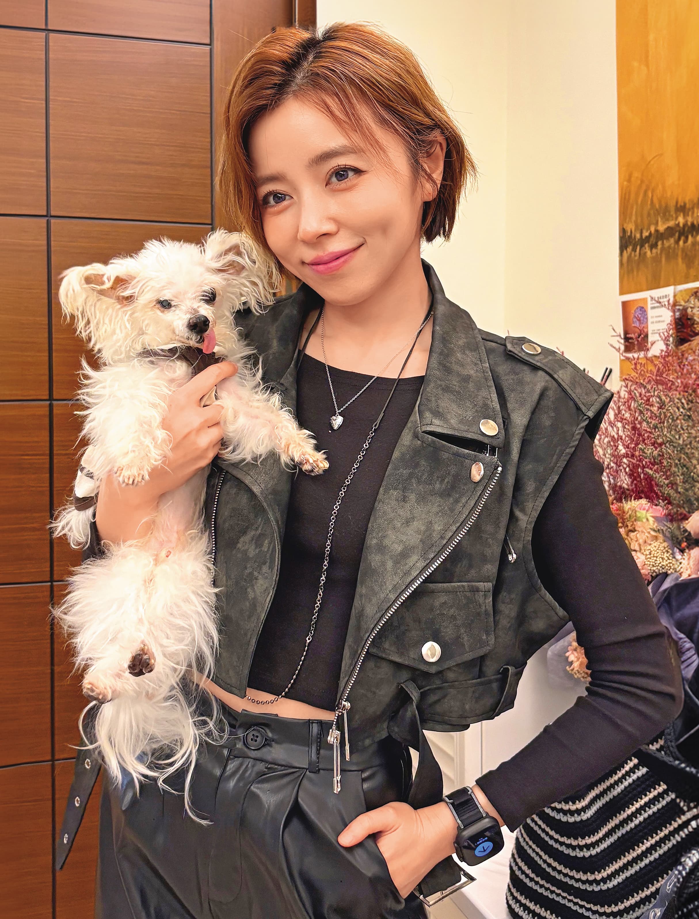 王瞳領養12年的失聰受虐犬是她的貼心寶貝，這2年她為高齡的哈嚕費盡心力，無奈今年7月初哈嚕辭世。（翻攝自王瞳臉書）